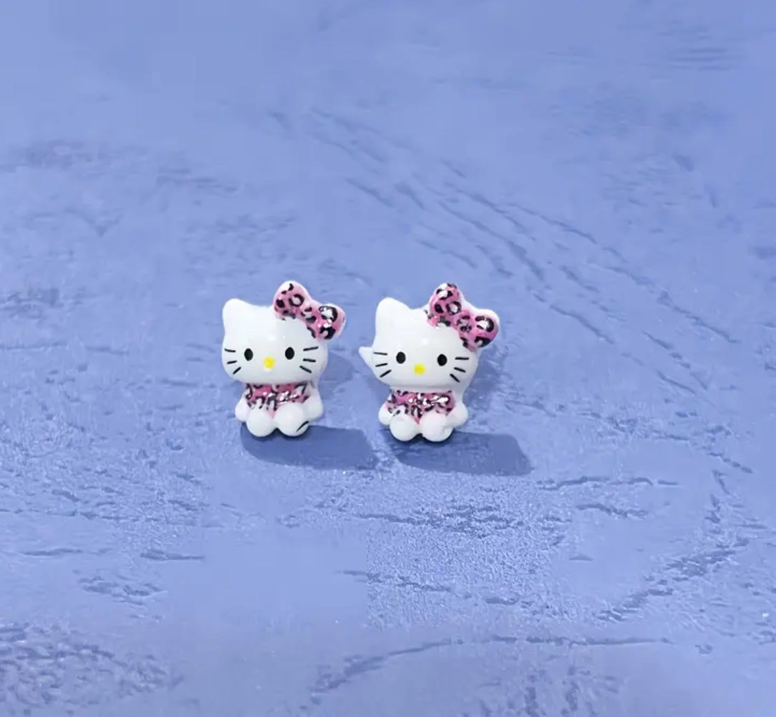 Pequeños y Originales Pendientes Sanrio Hello Kitty Resina Brillante y Pasadores Hipoalergenicos de Acero Inoxidable