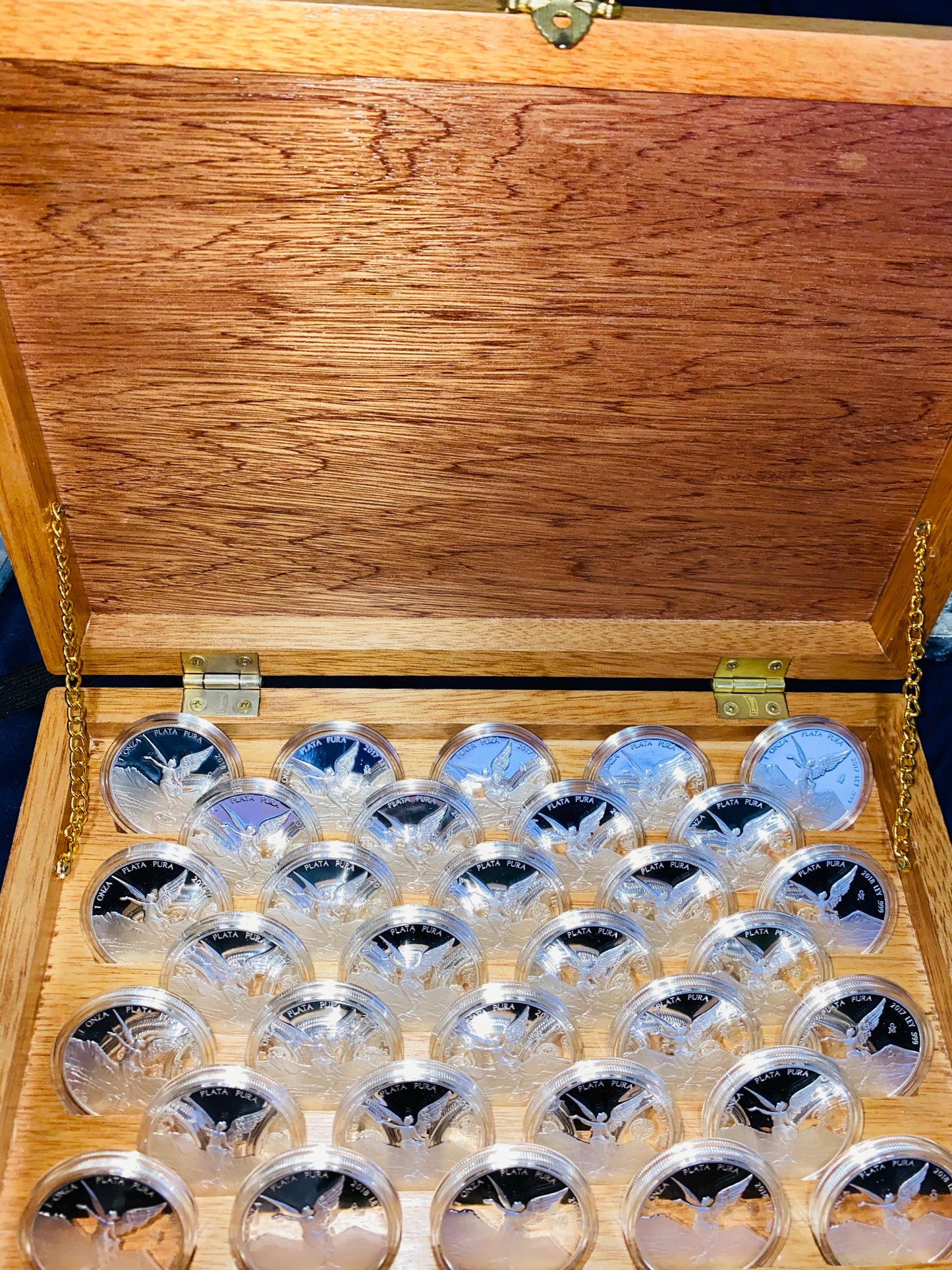 Monedas de 1 Onza de Plata Pura Ley .999 en Varios Acabados- Acabado: NORMAL -SATINADO-PROFF-MATE BRILLO- Precios Varían según Acabado y Año Nuevas, Encapsuladas y Selladas de Origen Casa de Moneda 🪙
Favor de Pedir Información por WhatsApp al 99 81 92 8