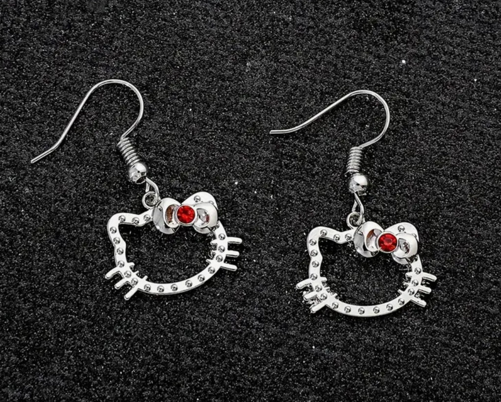 Pequeños y Originales Pendientes Sanrio Hello Kitty y Pasadores Hipoalergenicos de Acero Inoxidable