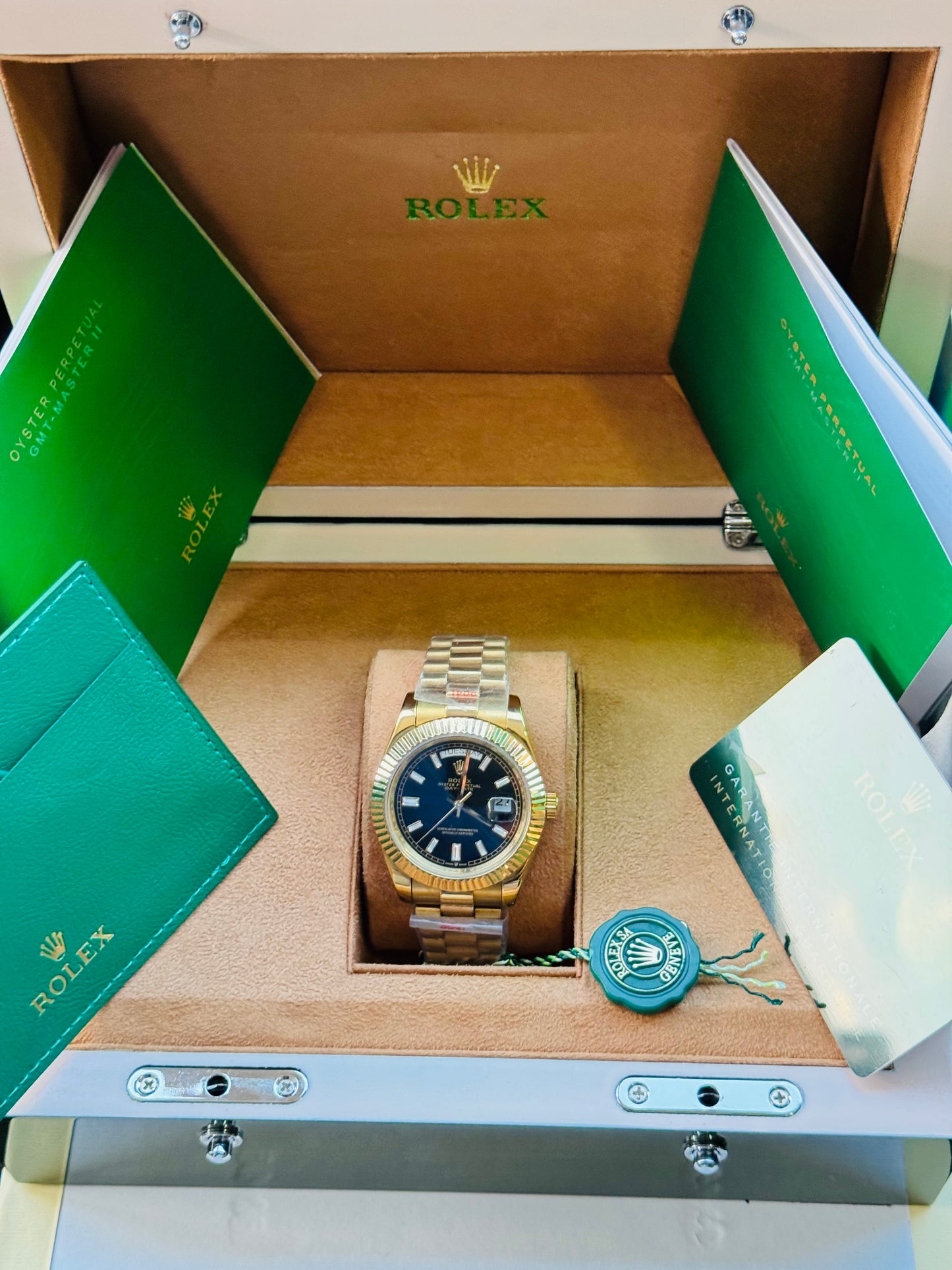 DISTINGUIDO Y ELEGANTE RELOJ AUTOMÁTICO MECÁNICO OYSTER PERPETUAL DAY DATE TODO UN CLÁSICO! PRECIO A TRATAR