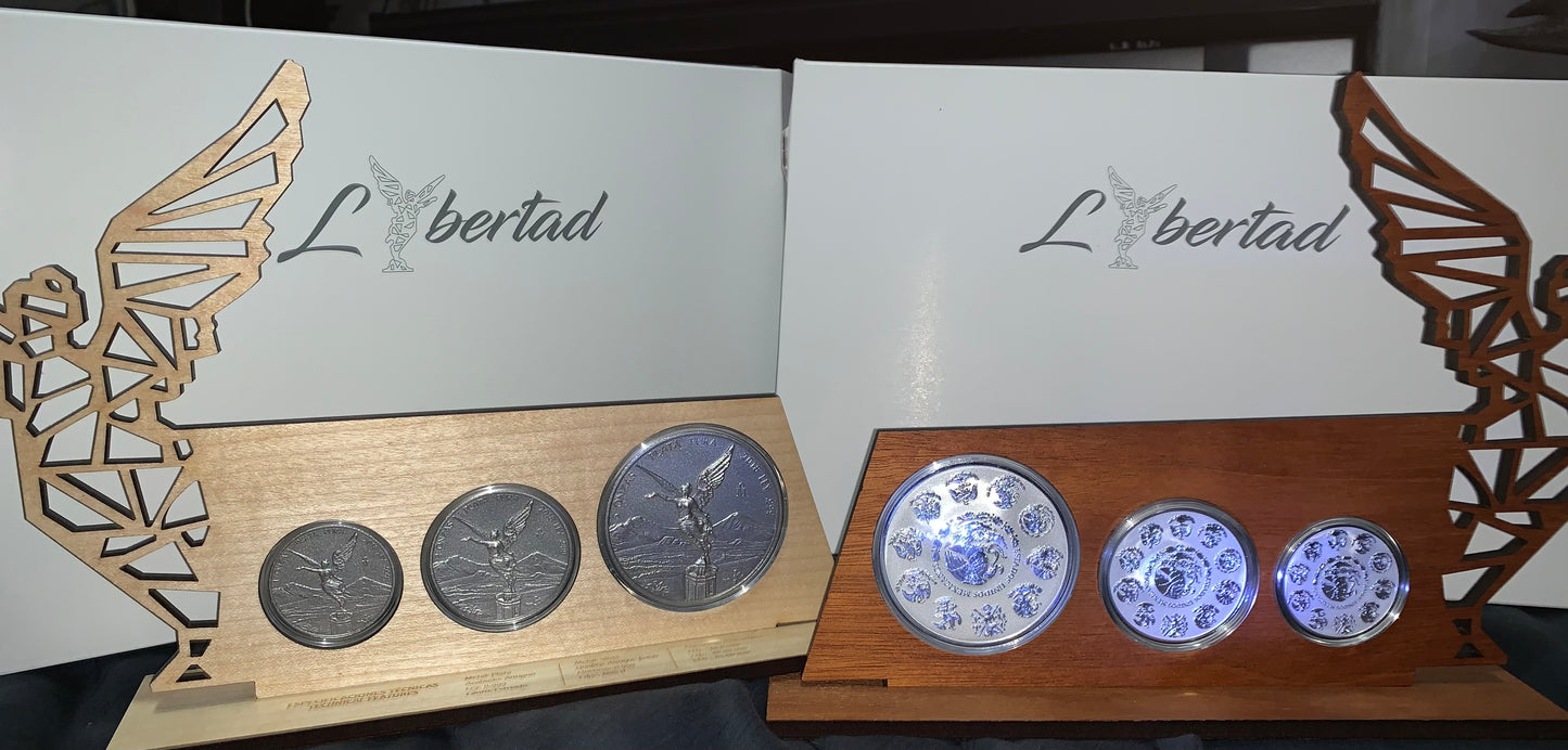 HERMOSO SET DE 3 MONEDAS DE PLATA .999 - 1 ONZA -2 ONZAS Y 5 ONZAS ACABADO SATIN CON EXCLUSIVO EXHIBIDOR DE FINA MADERA VICTORIA ALADA! AÑO 2018. ALTO VALOR NUMISMÁTICO NUEVAS SIN CIRCULAR! DIRECTO CASA DE MONEDA! ALTO RELIEVE!