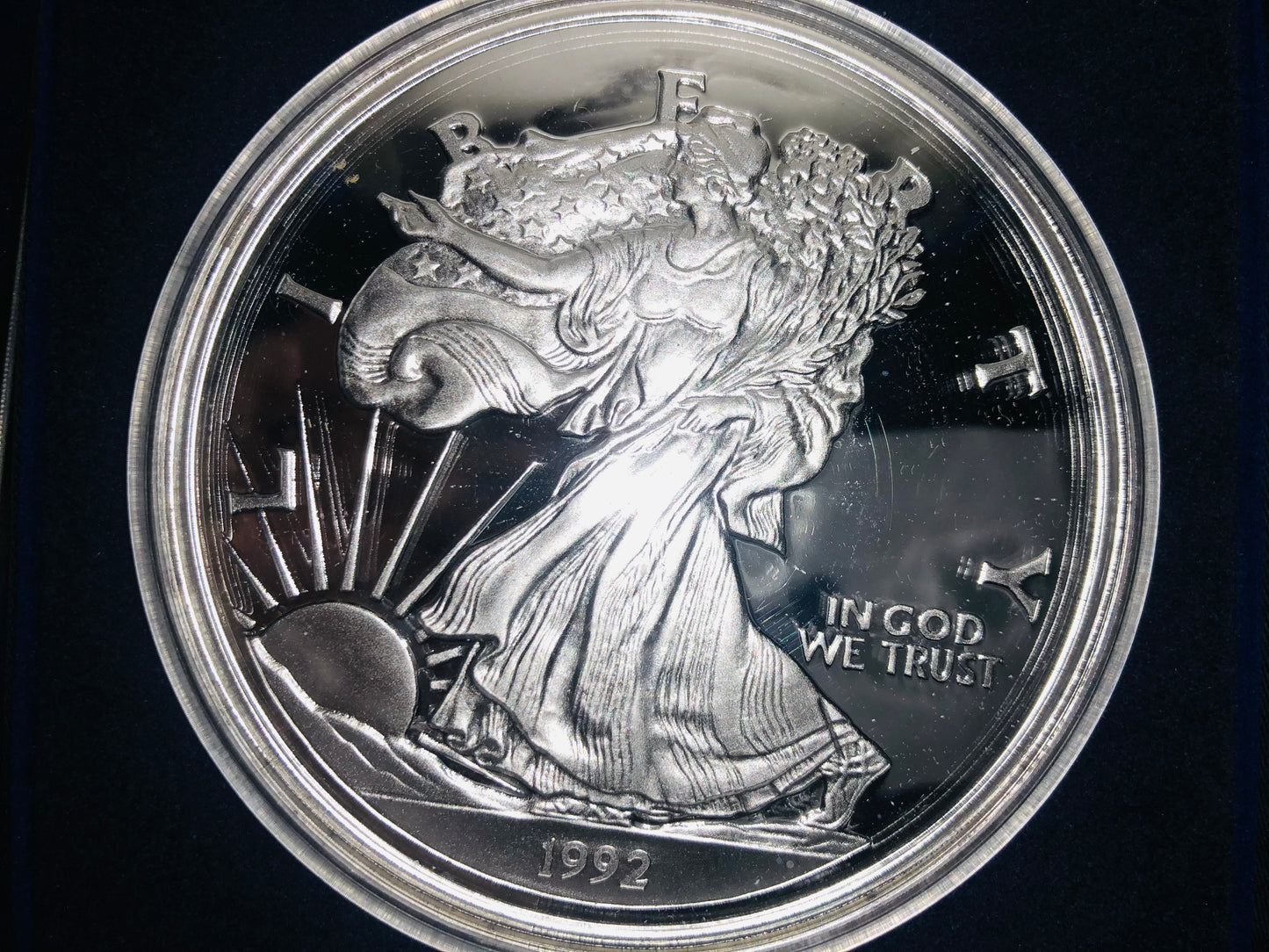Hermosa Moneda de Plata ONE HALF POUND = 8 Onzas Plata .999 Año 1992 Excelente Valor Numismático