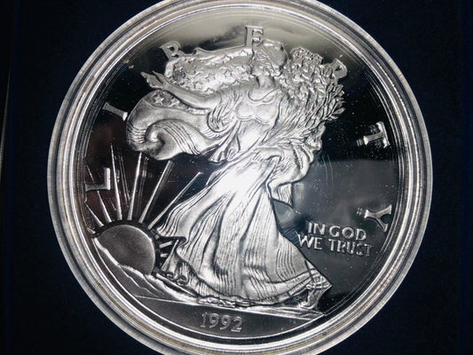 Hermosa Moneda de Plata ONE HALF POUND = 8 Onzas Plata .999 Año 1992 Excelente Valor Numismático