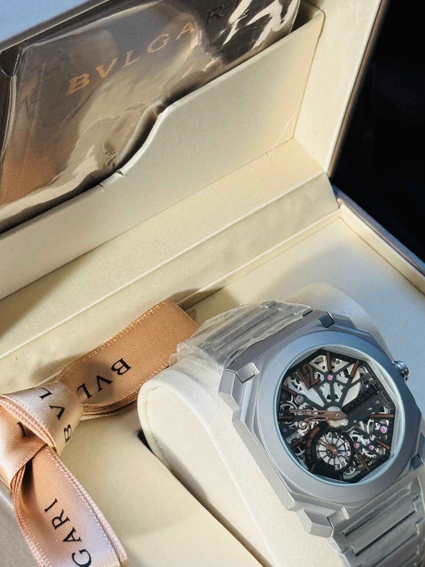 IMPONENTE Y DISTINGUIDO RELOJ AUTOMÁTICO MECÁNICO SKELETON BVLGARI OCTO! HERMOSO DISEÑO Y CALIDAD!!!

PRECIO A TRATAR 

Información por WhatsApp 99 81 92 84 65


NOTA:

No se hacen envíos 🚚  📦 💨!

Las Ventas son solo en Cancún

Nuestro Lema: No somos N