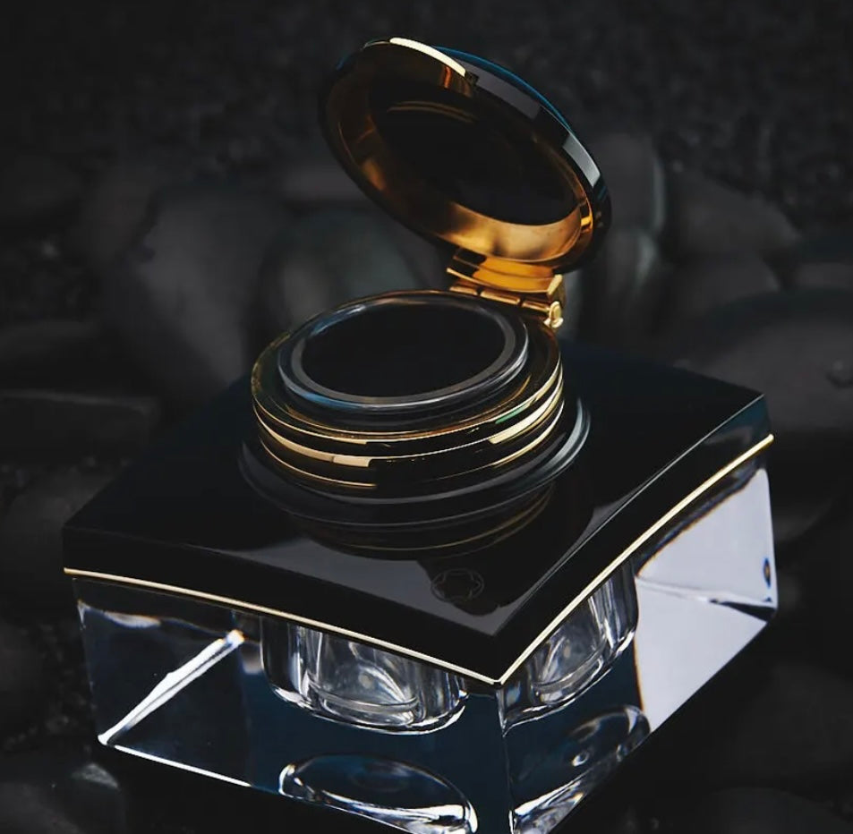 Increíble-Raro Tintero Montblanc Meisterstuck 
Nuevo stock de Crystal El tintero Montblanc Meisterstück es un testimonio de la marca tanto a la artesanía como a la funcionalidad. 
Este tintero está diseñado para mejorar su experiencia de escritu