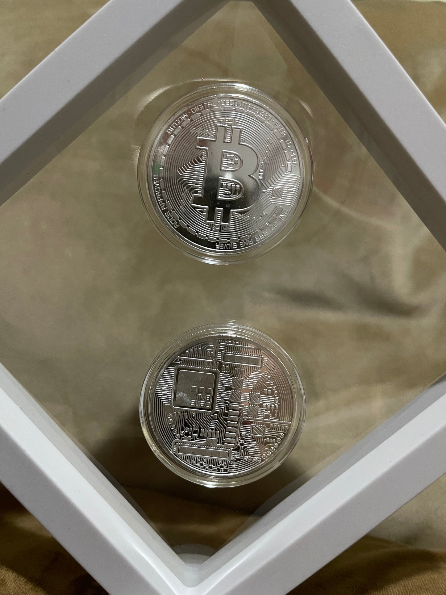 Hermoso Bitcoin de Plata de Ley .999 Intrincado Diseño! No Pierda la Oportunidad de Tener este Bello Símbolo de Matemática Pura!!! Lo más Escaso y Valioso qué Alguna vez Hemos tenido los seres Humanos! Última Disponible