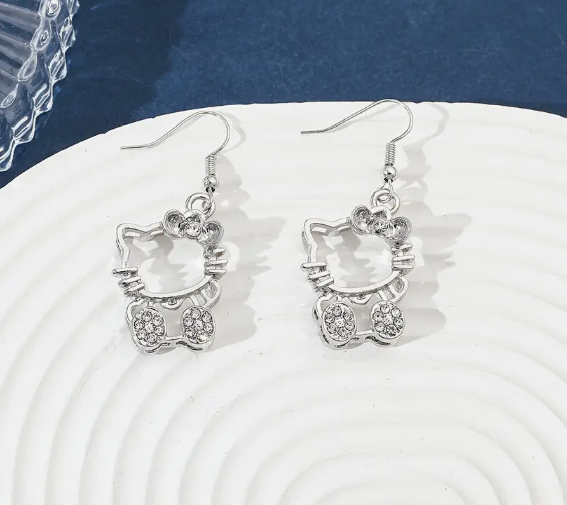 Sanrio Hello Kitty 1 Par de Pendientes de Aleación de Zinc Gris con Incrustaciones de Rhinestones, Pendientes de Oído Hueco de Gato de Metal, Accesorios de Joyería Kawaii Ideales para Regalo 🎁