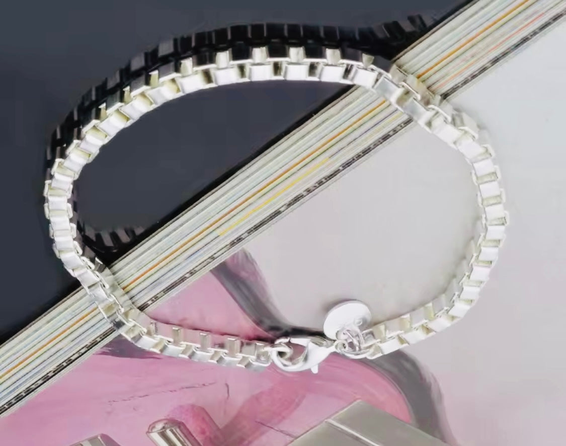 ELEGANTE PULSERA DE PLATA LEY 925 UNITALLA- UNISEX- HIPOALERGENICA! PERFECTA PARA REGALO 🎁!
Información por WhatsApp al 99 81 92 84 65