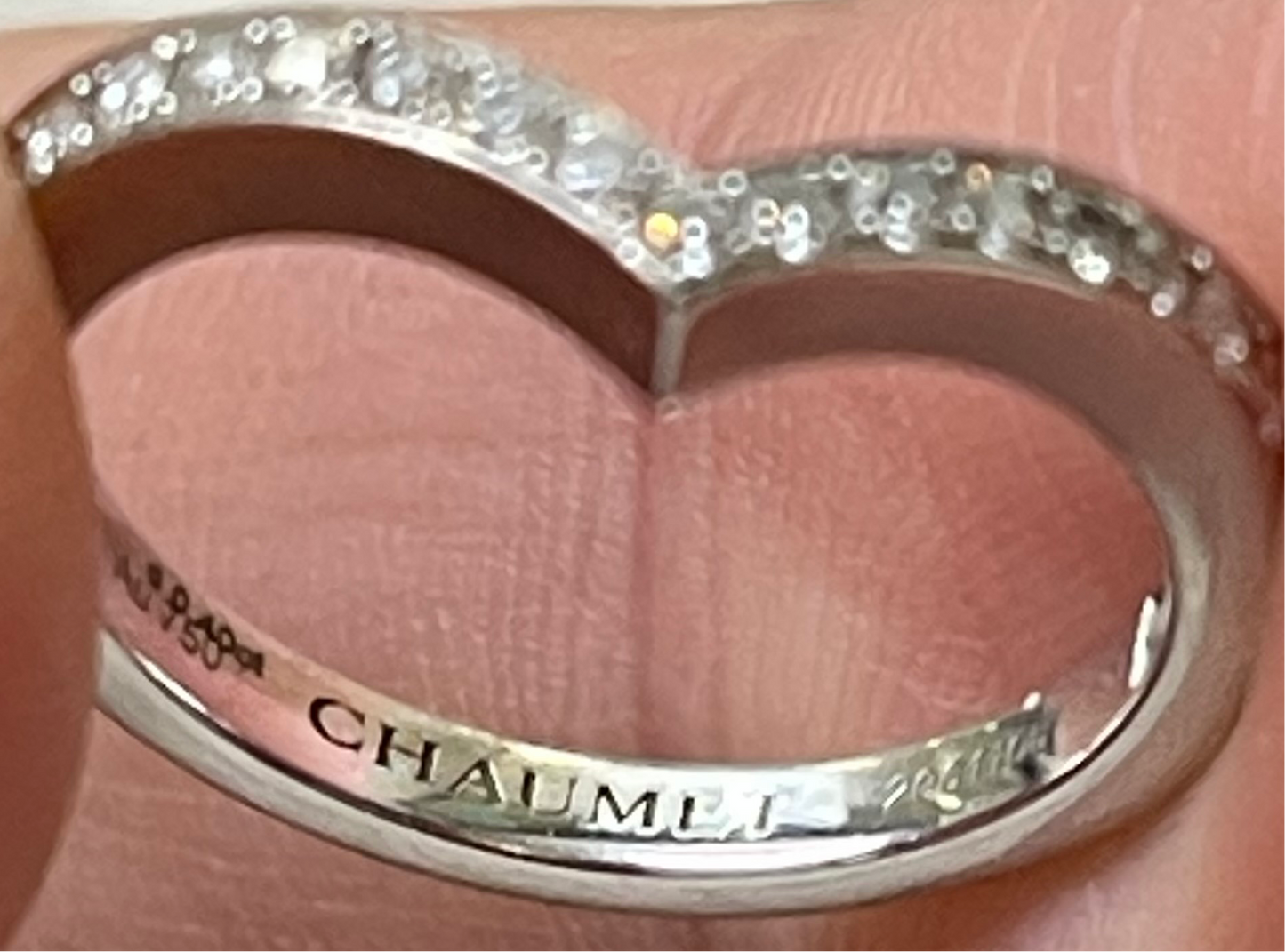 Prestigioso Anillo CHAUMET Desde su creación en 1780, la historia de Chaumet se ha desarrollado ligada a la historia de Francia. Tras colaborar en la joyería de la Reina María Antonieta, el fundador de la Maison, Marie-Étienne Nitot, estableció su propia
