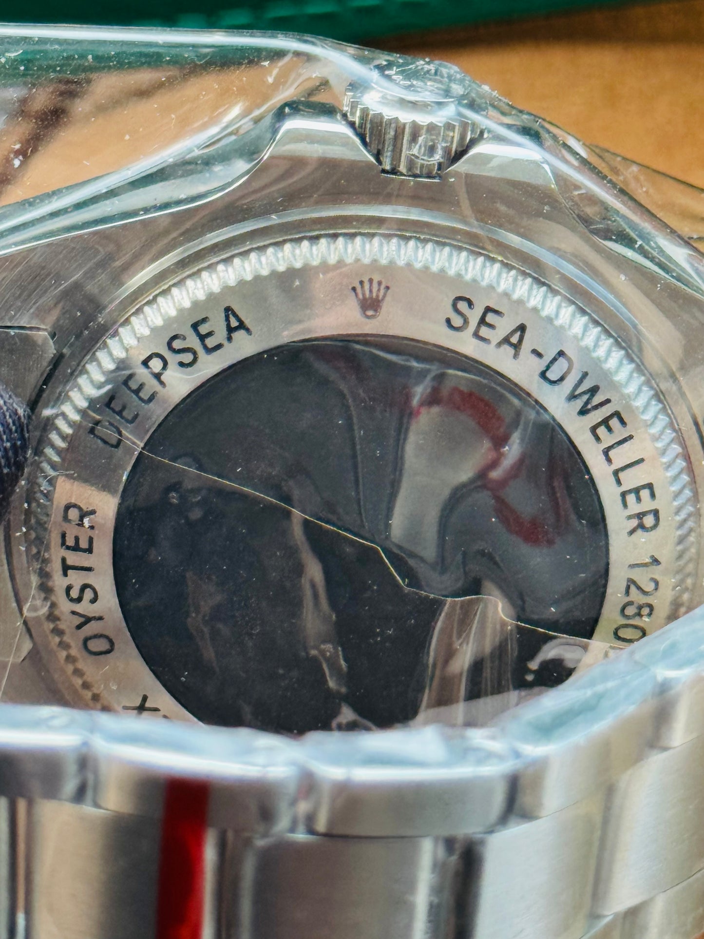 IMPRESIONANTE GRANDE Y PESADO RELOJ AUTOMÁTICO MECÁNICO OYSTER PERPETUAL DATE DEEP SEA-DWELLER- CON VÁLVULA DE ESCAPE DE GAS 💨 RIN LOCK SISTEM! 43mm. ESPECTACULAR RELOJ!

Hermosa y Elegante Carátula Verde y Negro!

Información por WhatsApp al 99 81 92 84