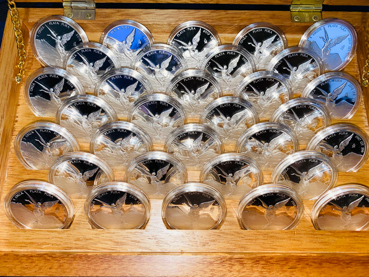 Monedas de 1 Onza de Plata Pura Ley .999 en Varios Acabados- Acabado: NORMAL -SATINADO-PROFF-MATE BRILLO- Precios Varían según Acabado y Año Nuevas, Encapsuladas y Selladas de Origen Casa de Moneda 🪙 
Favor de Pedir Información por WhatsApp al 99 81 92 8