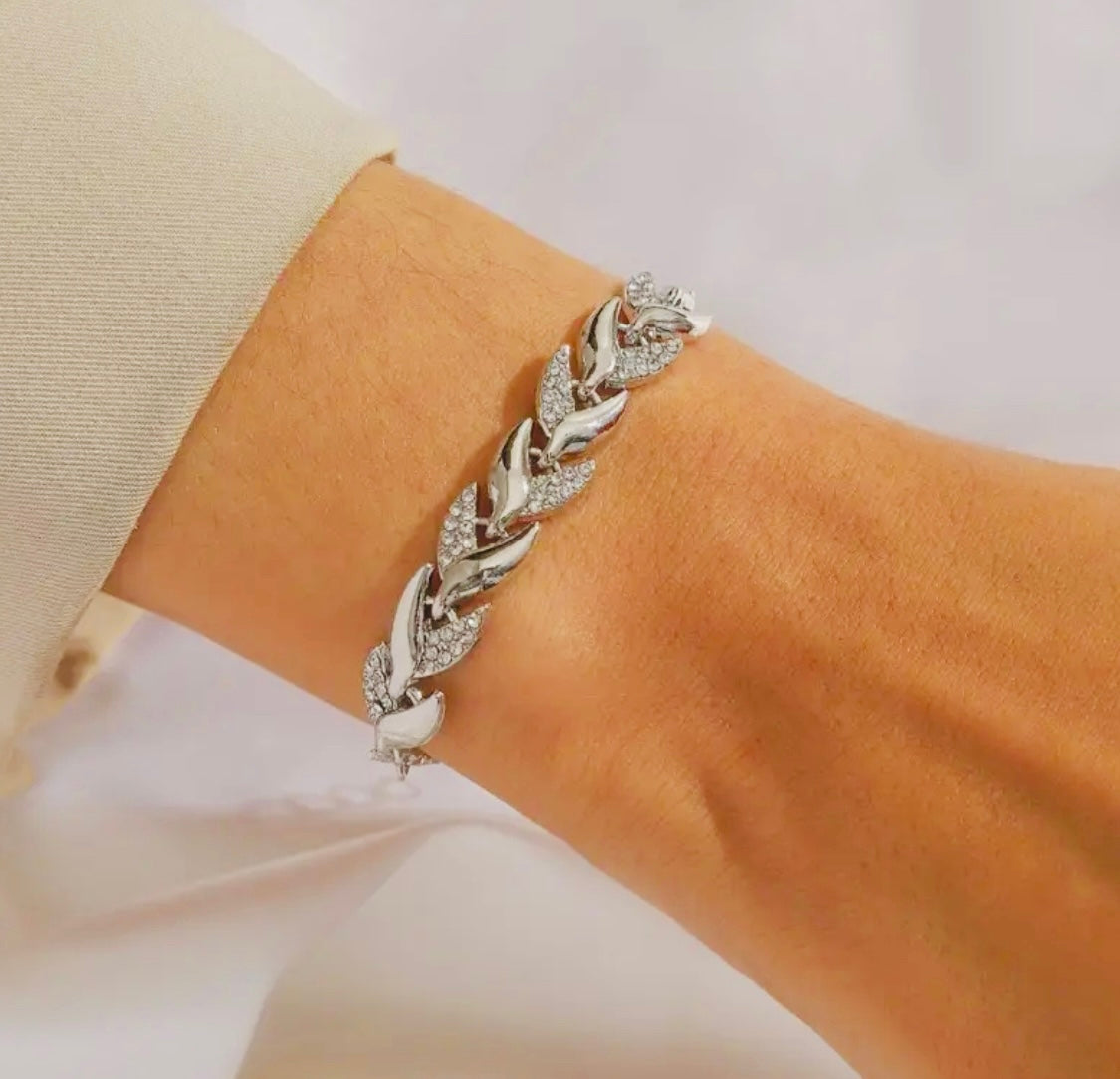 Hermoso Brazalete en Forma de Trigo con Incrustaciones de Circonias Unitalla - Hipoalergenica Disponible en Plateado y Dorado