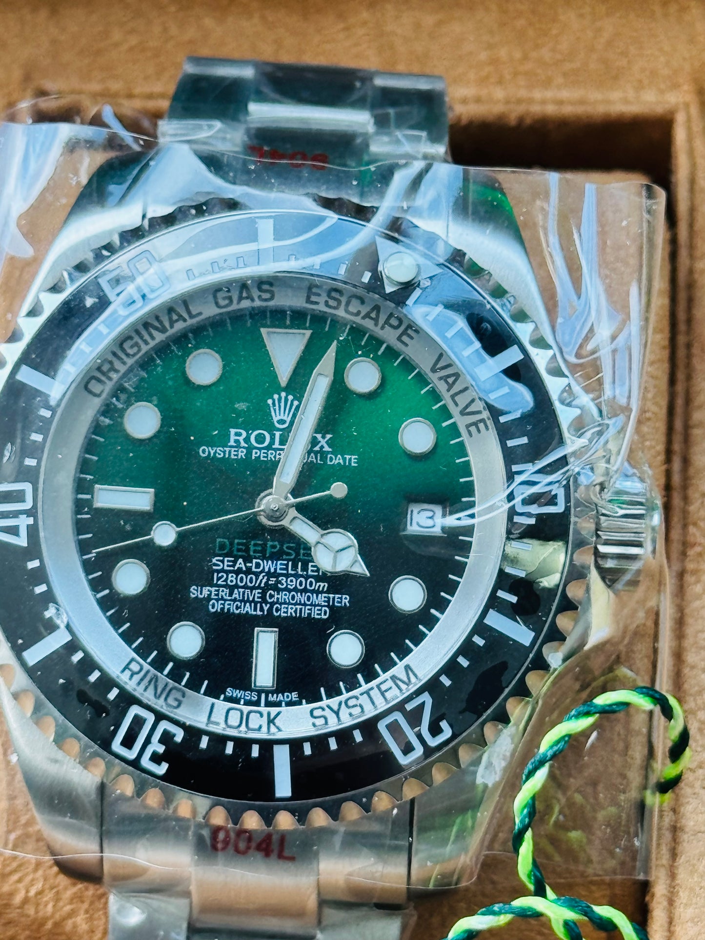 IMPRESIONANTE GRANDE Y PESADO RELOJ AUTOMÁTICO MECÁNICO OYSTER PERPETUAL DATE DEEP SEA-DWELLER- CON VÁLVULA DE ESCAPE DE GAS 💨 RIN LOCK SISTEM! 43mm. ESPECTACULAR RELOJ!

Hermosa y Elegante Carátula Verde y Negro!

Información por WhatsApp al 99 81 92 84
