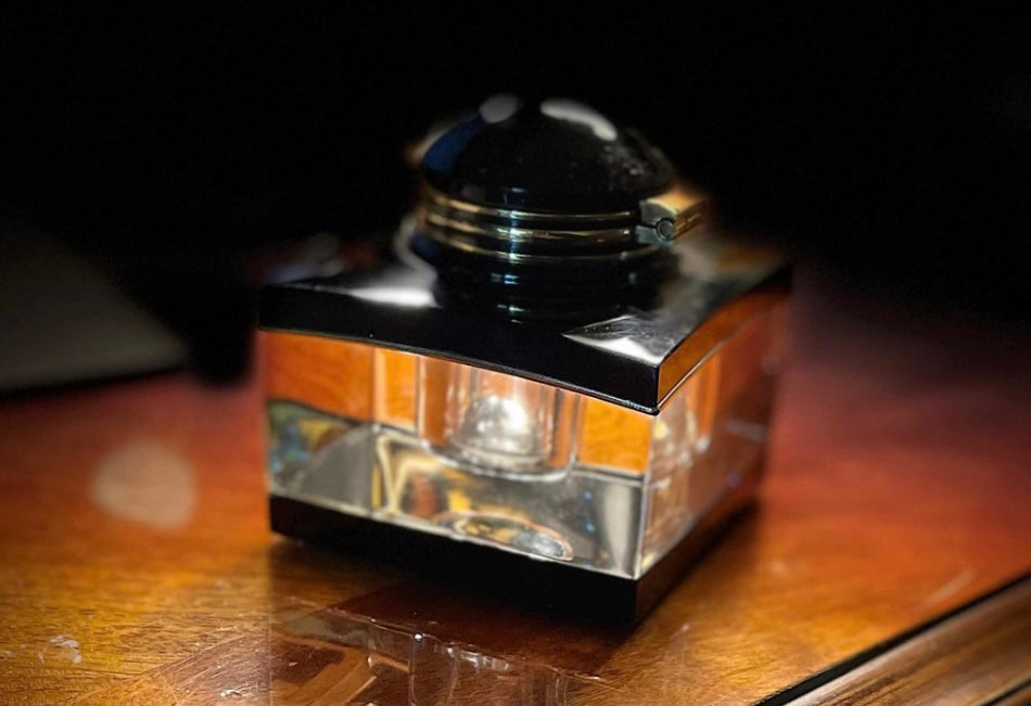 Increíble-Raro Tintero Montblanc Meisterstuck 
Nuevo stock de Crystal El tintero Montblanc Meisterstück es un testimonio de la marca tanto a la artesanía como a la funcionalidad. 
Este tintero está diseñado para mejorar su experiencia de escritu