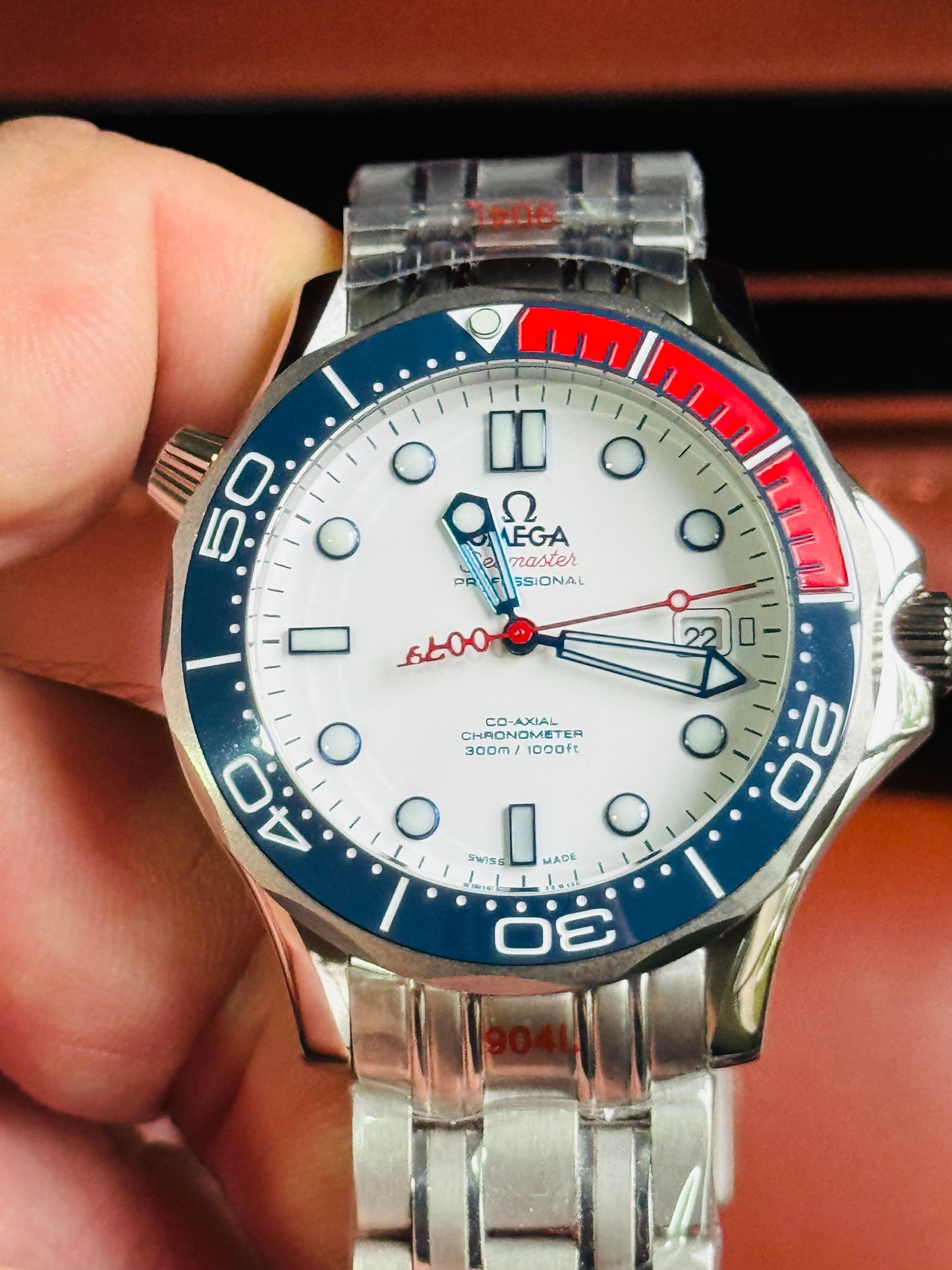 AUDAZ Y VERSÁTIL DISEÑO JAMES BOND 007-OMEGA AUTOMÁTICO SEA MASTER! FECHADOR-LUMINOSO-CRISTAL ZAFIRO-BISEL GIRATORIO ETC
