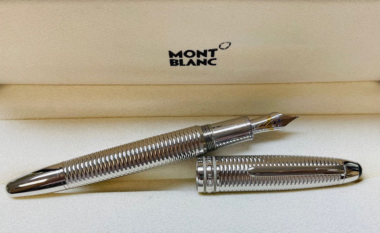 Hermosa de Colección Pluma Estilográfica Le Grand Geometric MontBlanc de Colección Dorada También Disponible en Plateada!