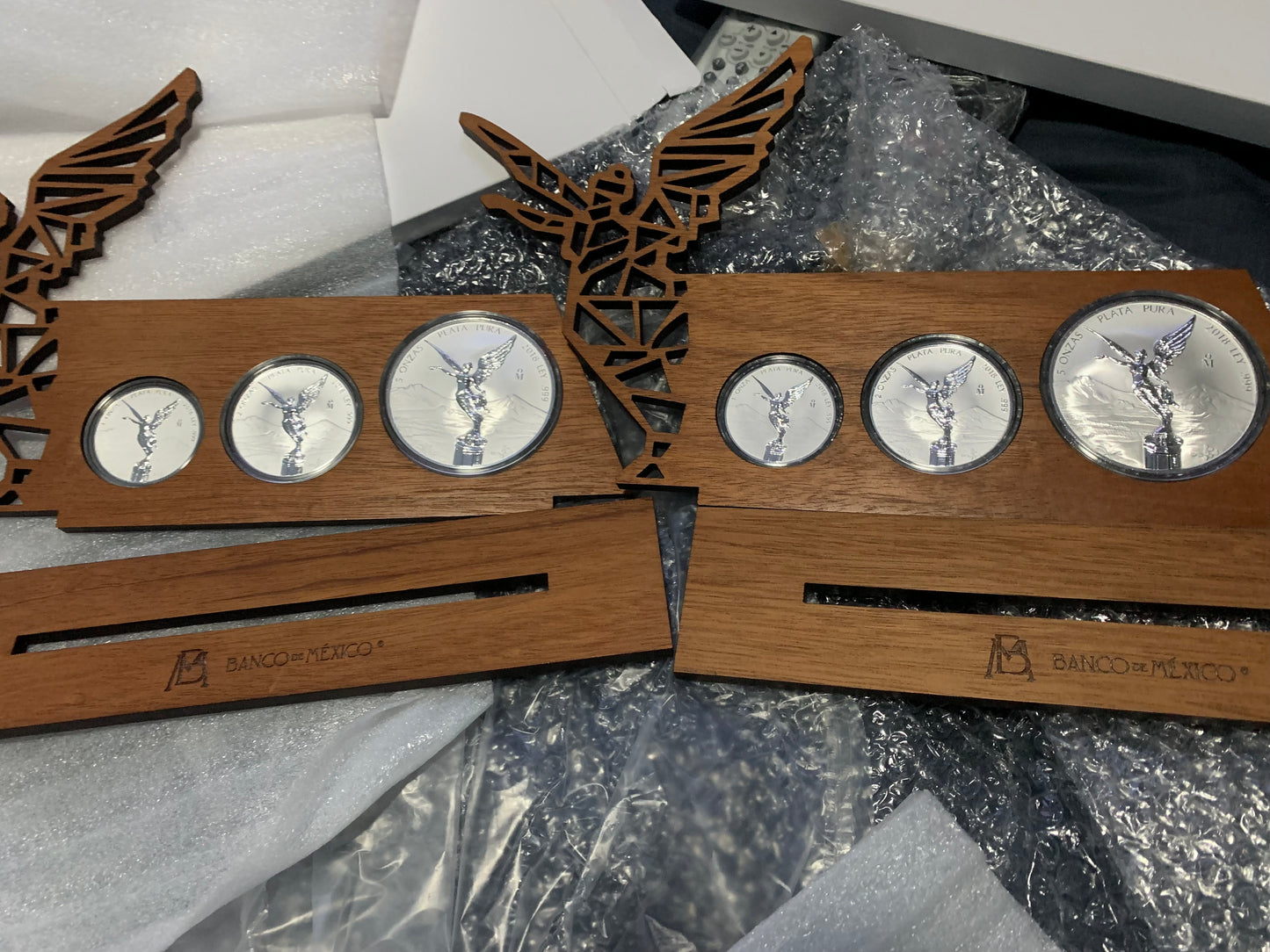 Exclusivo Set de 3 Monedas Plata .999-5 Onzas- 2 Onzas y 1 Onza Acabado Mate Brillo Alto Relieve 2018. Nuevo de Origen Casa de Moneda sin Circular- Con Exclusiva Base de Exhibición de  Lujo en Madera Fina!