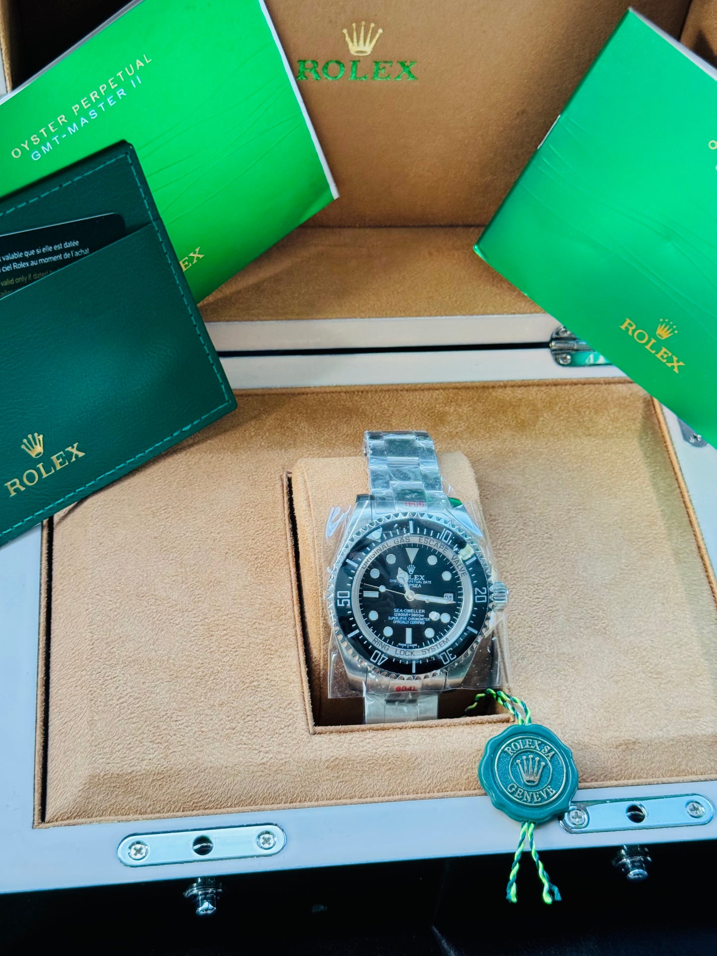 IMPRESIONANTE GRANDE Y PESADO RELOJ AUTOMÁTICO MECÁNICO OYSTER PERPETUAL DATE DEEP SEA-DWELLER- CON VÁLVULA DE ESCAPE DE GAS 💨 RIN LOCK SISTEM! 43mm. ESPECTACULAR RELOJ!