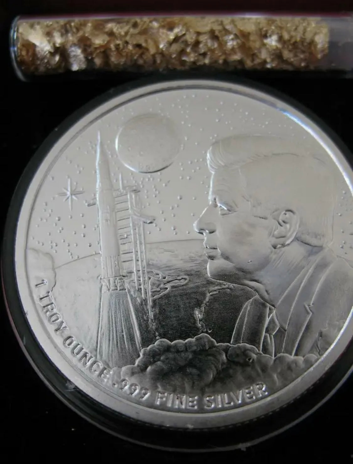 Hermosa Moneda de 1 Onza Troy de Plata Pura .999 Tema El alunizaje del Apolo 11- Con 2 Cápsulas con Flakes de Oro 24K.  Perfecto para Coleccionistas! Long Time Sold Out!