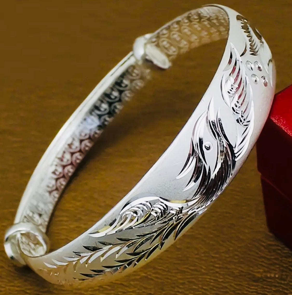 Hermoso Brazalete Unitalla- Unisex de Cobre Enchapado en Plata. Ideal para Regalo 🎁!