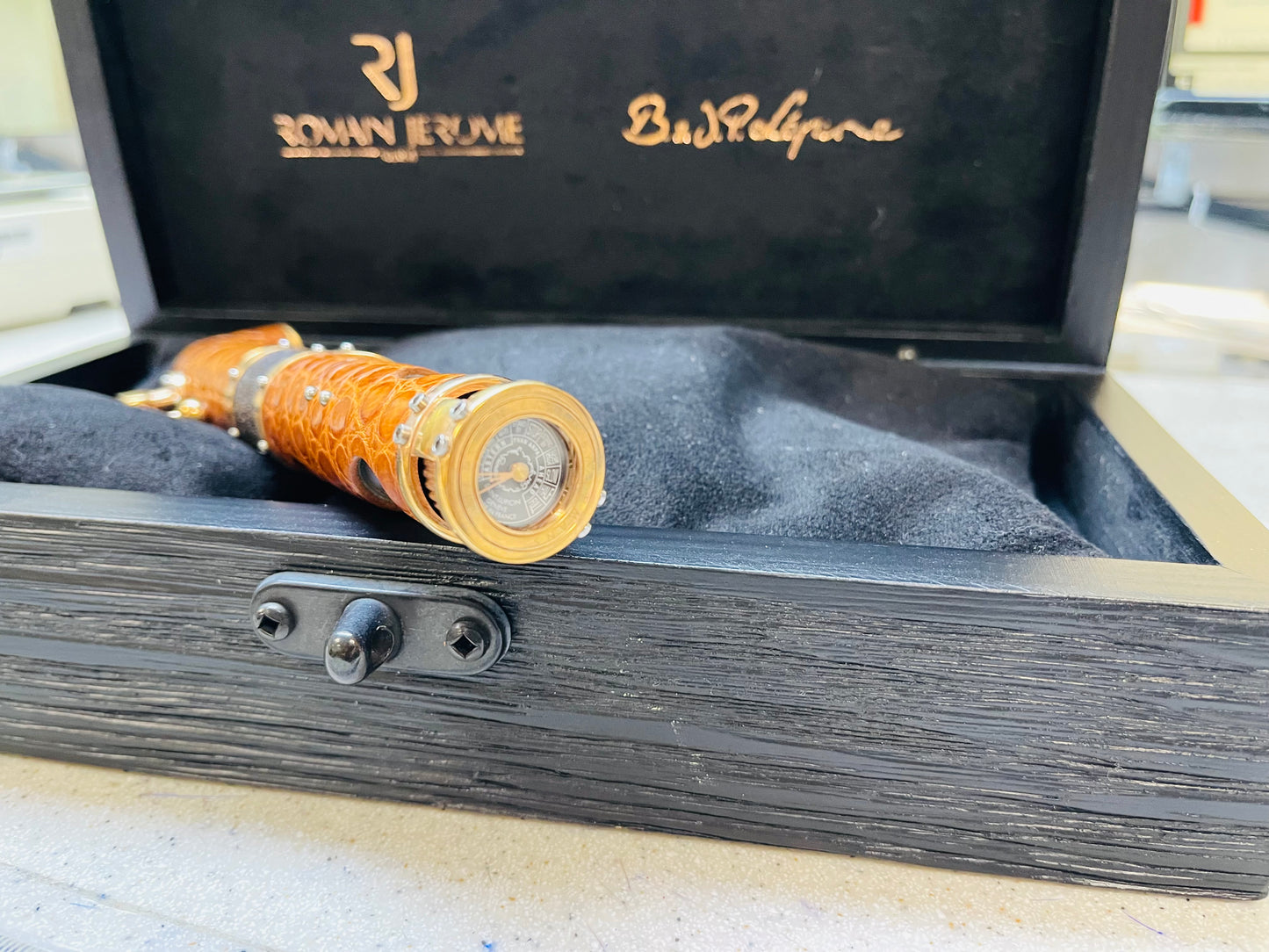 Única Pieza En México! Increíble y Hermosa Pluma Fuente TITANIC DNA 🧬 OF FAMOUS LEGENDS! ROMÁN JEROME ACERO DE EL TITANIC! ORO- PIEL DE COCODRILO 🐊 CRISTAL SAFIRO CERTIFICADOS DE AUTENTICIDAD! NUEVA SIN USAR- JAMÁS SE LE PUSO TINTA! COMPRADA EN SUC. RJ
