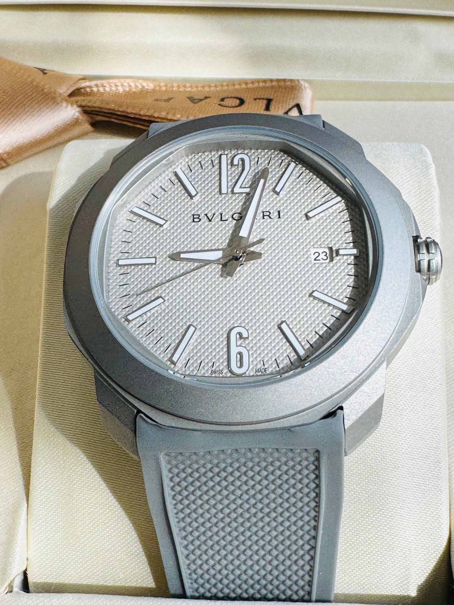 ELEGANTE RELOJ OCTO BVLGARI AUTOMÁTICO- 31 JOYAS 💎 CRISTAL ZAFIRO- FECHADOR-DISEÑO NUEVO!!!