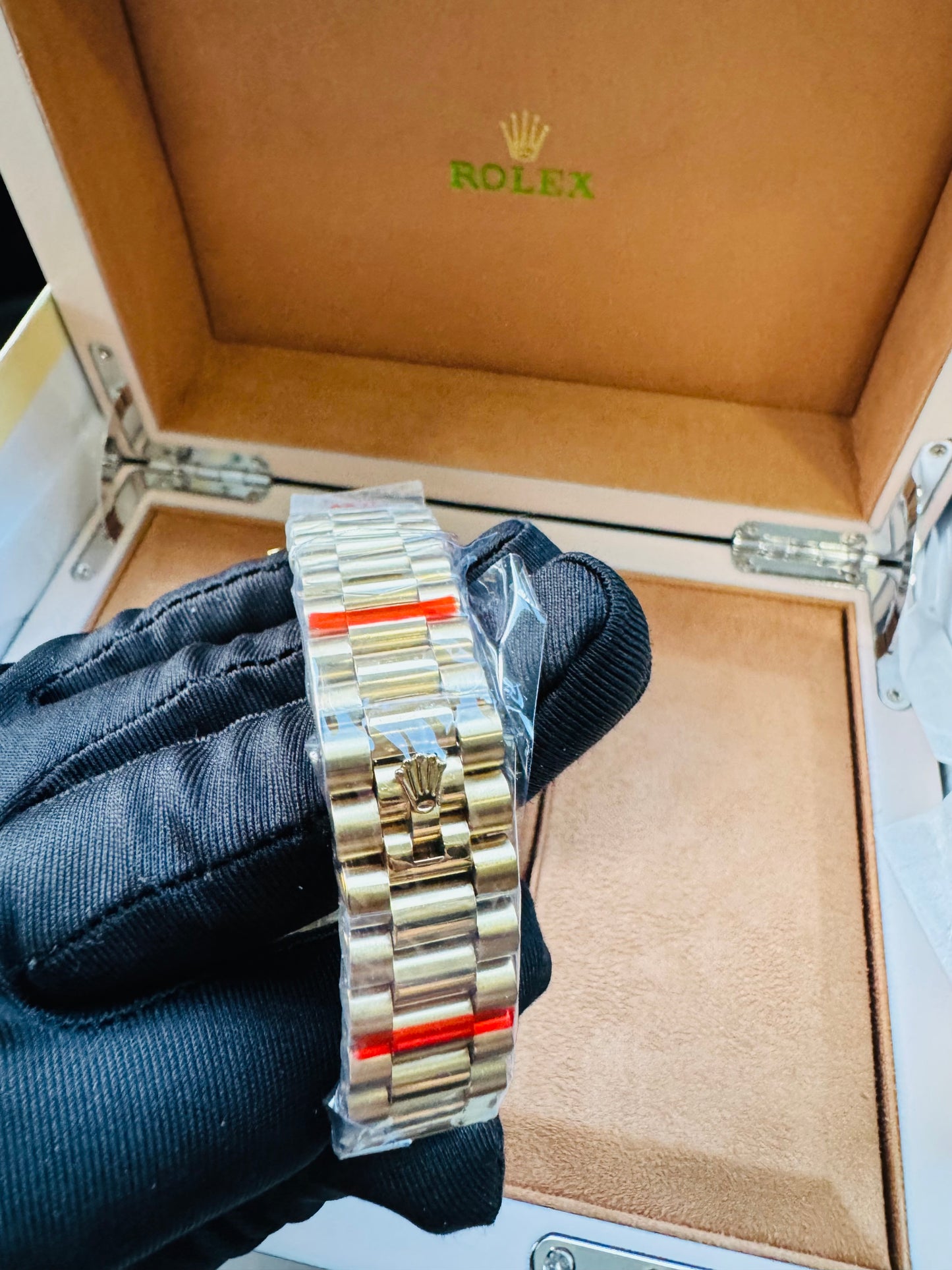 HERMOSO RELOJ AUTOMÁTICO OYSTER PERPETUAL DAY DATE ELEGANCIA Y DISTINCIÓN!

PRECIO A TRATAR 

Información por WhatsApp 99 81 92 84 65


NOTA:

No se hacen envíos 🚚  📦 💨!

Las Ventas son solo en Cancún

Nuestro Lema: No somos Números!