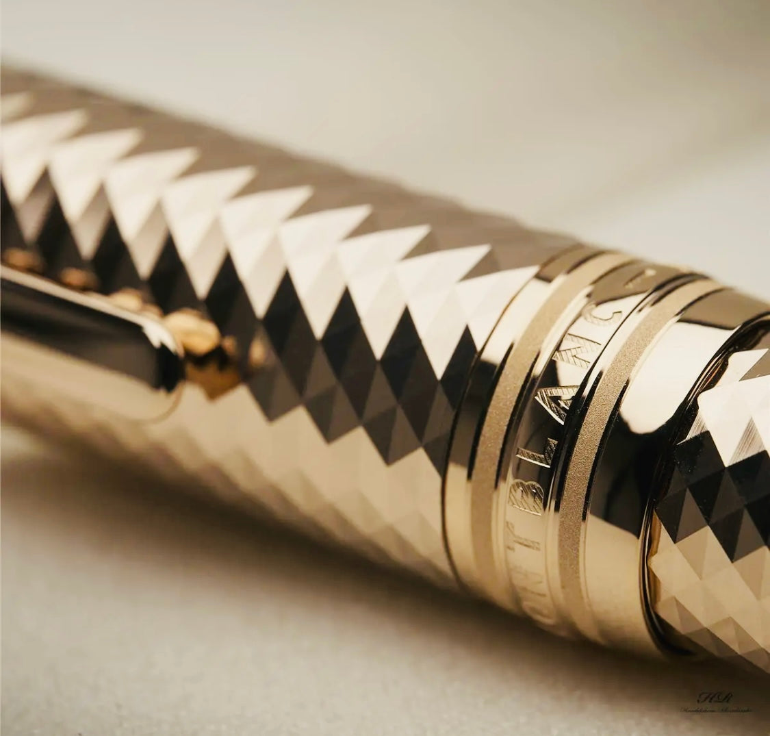 Hermosa y SOLD OUT desde hace Años Montblanc Solitaire Pluma Estilográfica MONT BLANC Geométric LeGrand 18K Mediano- Cajas Etcétera