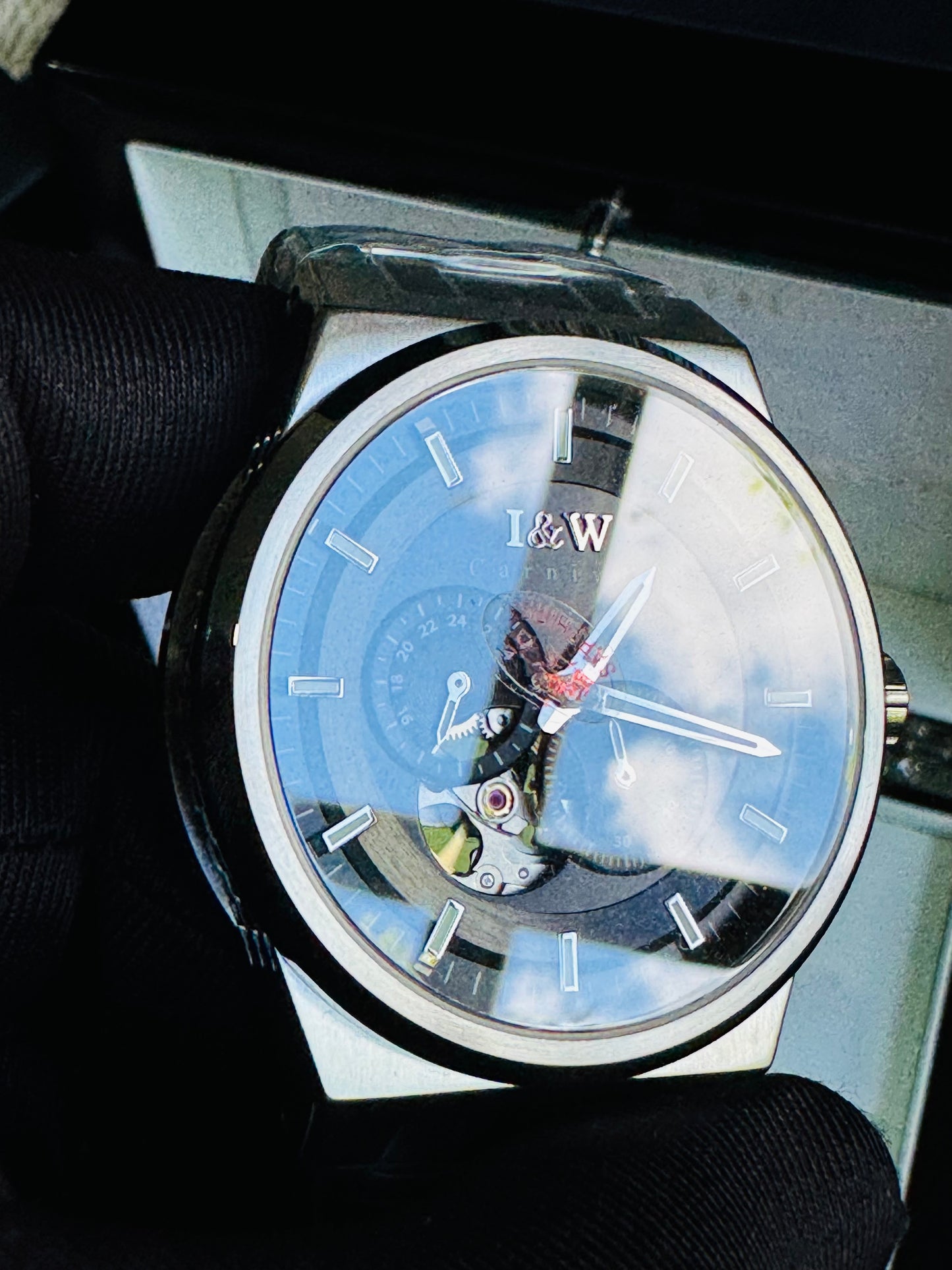 SOFISTICADO RELOJ AUTOMÁTICO I&W- CRISTAL ZAFIRO-LUMINOSO-PEQUEÑA VENTANA TOURBILLON-PEQUEÑOS DIALES SEGUNDERO Y 24 HRS. RESISTENTE AL AGUA- ALTA CALIDAD!!!