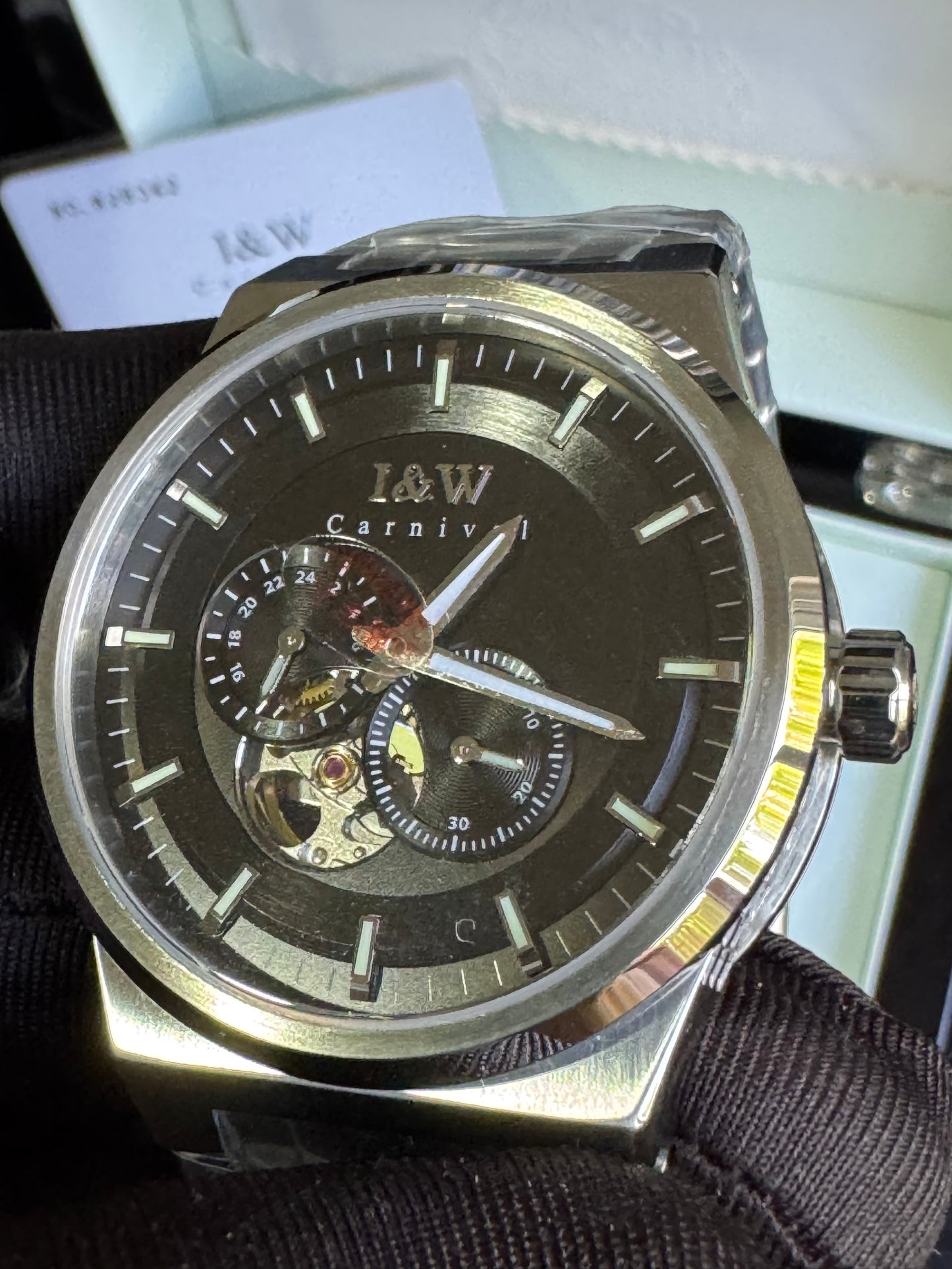 SOFISTICADO RELOJ AUTOMÁTICO I&W- CRISTAL ZAFIRO-LUMINOSO-PEQUEÑA VENTANA TOURBILLON-PEQUEÑOS DIALES SEGUNDERO Y 24 HRS. RESISTENTE AL AGUA- ALTA CALIDAD!!!