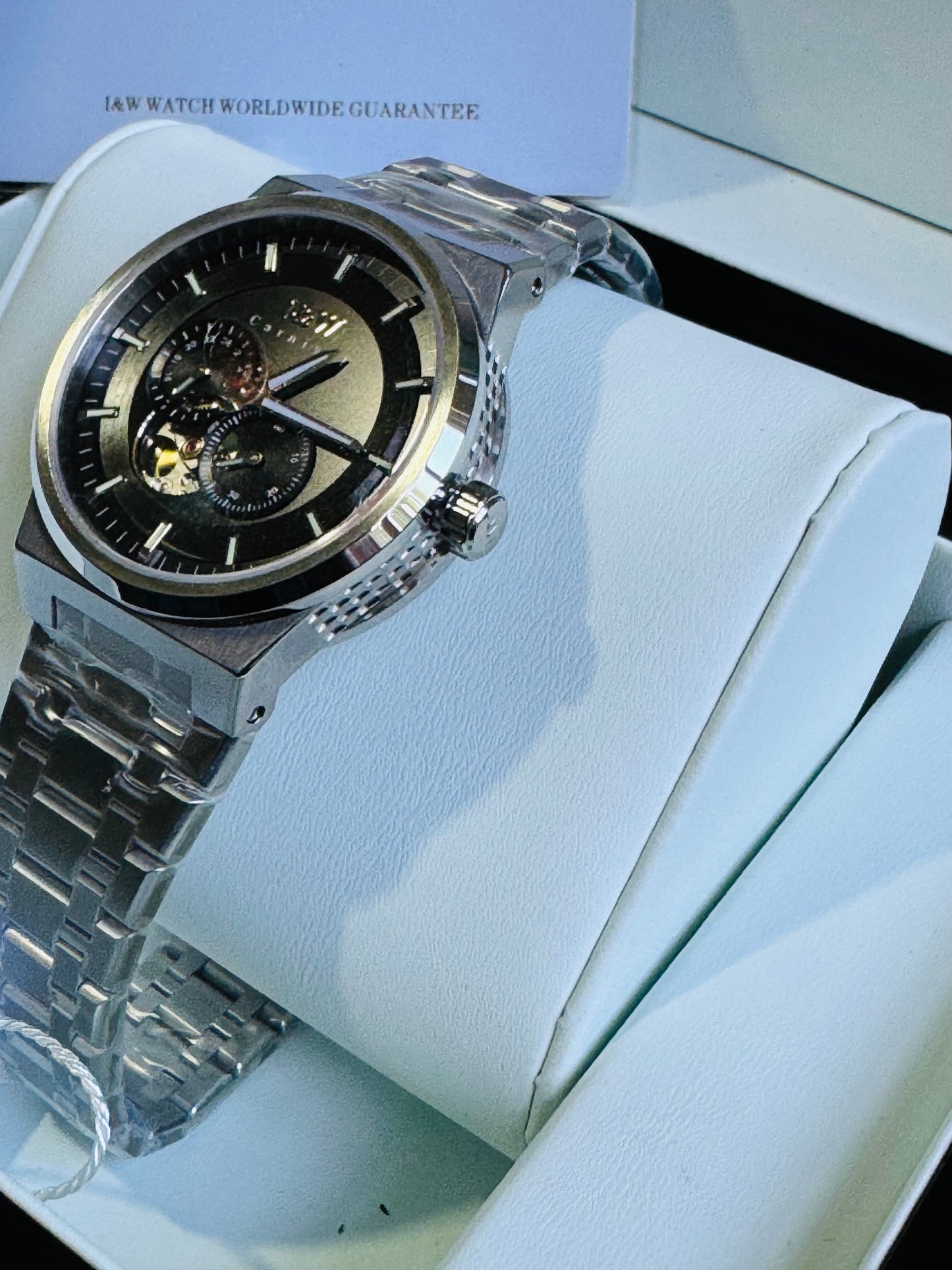 SOFISTICADO RELOJ AUTOMÁTICO I&W- CRISTAL ZAFIRO-LUMINOSO-PEQUEÑA VENTANA TOURBILLON-PEQUEÑOS DIALES SEGUNDERO Y 24 HRS. RESISTENTE AL AGUA- ALTA CALIDAD!!!