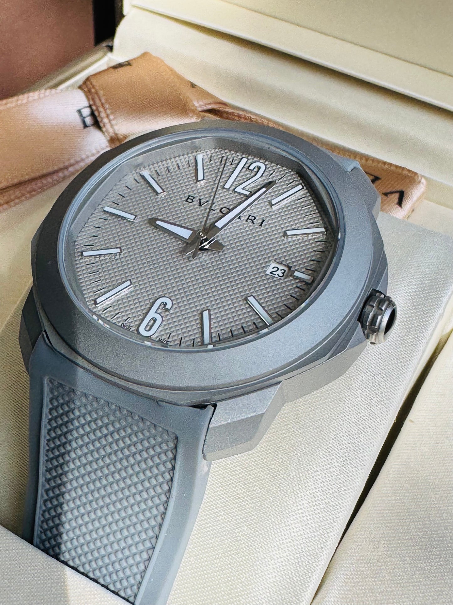 ELEGANTE RELOJ OCTO BVLGARI AUTOMÁTICO- 31 JOYAS 💎 CRISTAL ZAFIRO- FECHADOR-DISEÑO NUEVO!!!