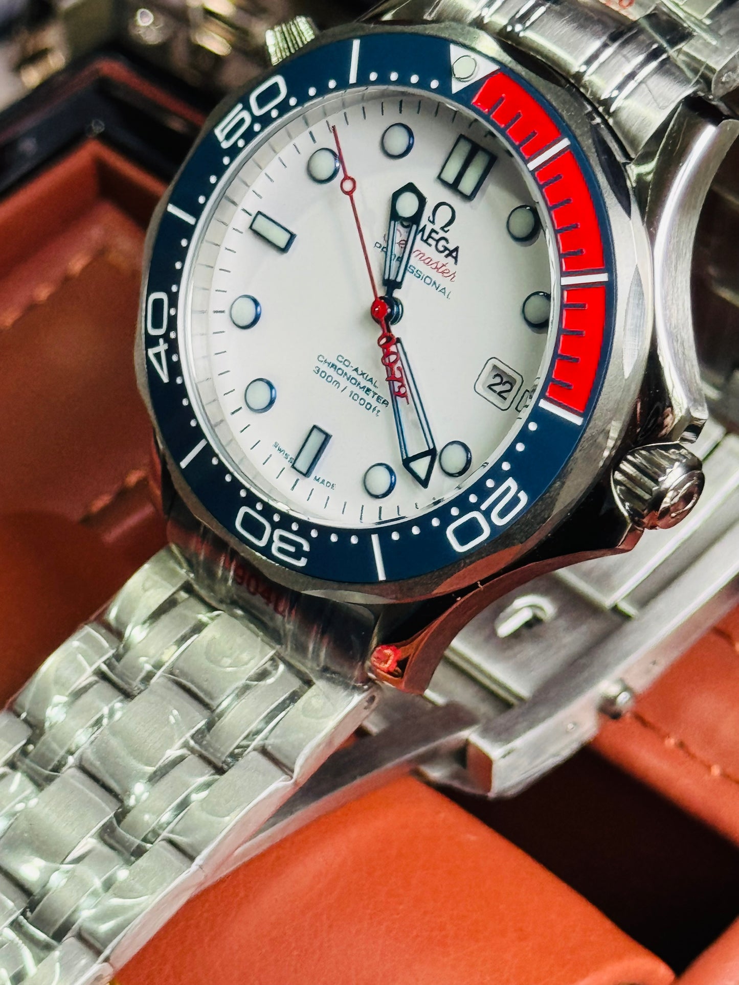 AUDAZ Y VERSÁTIL DISEÑO JAMES BOND 007-OMEGA AUTOMÁTICO SEA MASTER! FECHADOR-LUMINOSO-CRISTAL ZAFIRO-BISEL GIRATORIO ETC