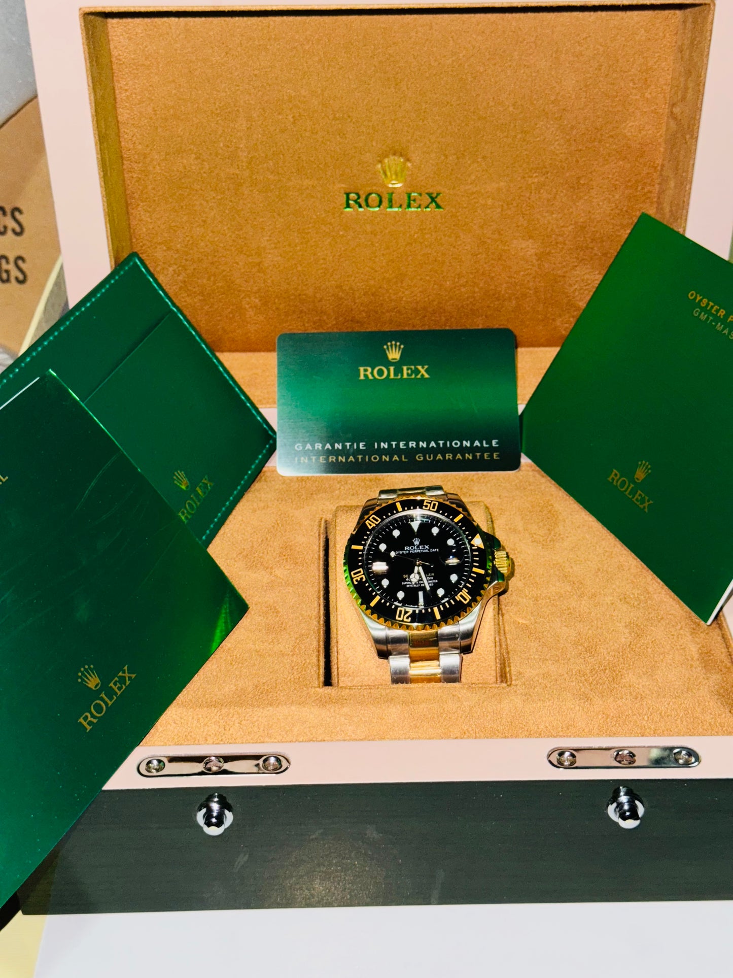 IMPRESIONANTE RELOJ AUTOMÁTICO MECÁNICO OYSTER SEA DWELLER FECHADOR VÁLVULA DE ESCAPE MÁXIMO LUJO Y DISTINCIÓN PRECIO A TRATAR 

NOTA:

No se hacen envíos 🚚  📦 💨!

Las Ventas son solo en Cancún