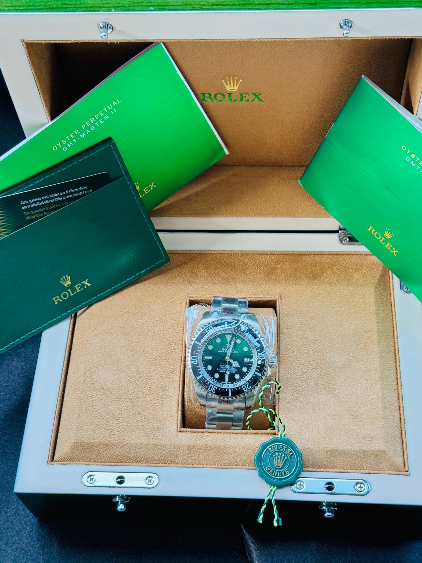 IMPRESIONANTE GRANDE Y PESADO RELOJ AUTOMÁTICO MECÁNICO OYSTER PERPETUAL DATE DEEP SEA-DWELLER- CON VÁLVULA DE ESCAPE DE GAS 💨 RIN LOCK SISTEM! 43mm. ESPECTACULAR RELOJ!

Hermosa y Elegante Carátula Verde y Negro!

Información por WhatsApp al 99 81 92 84