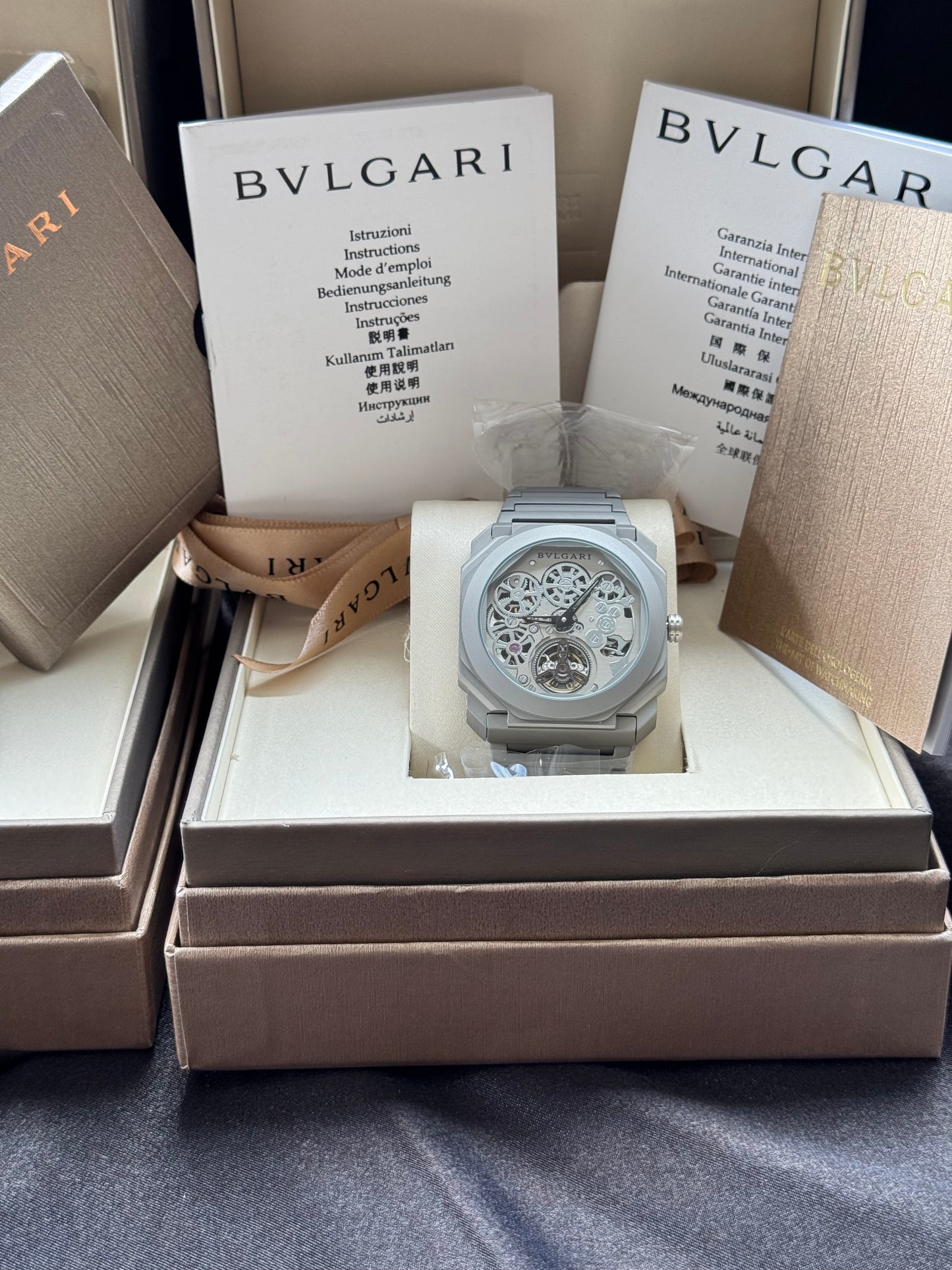 LUJOSO DISEÑO RELOJ AUTOMÁTICO MECÁNICO BVLGARI OCTO ELEGANCIA Y DISTINCIÓN