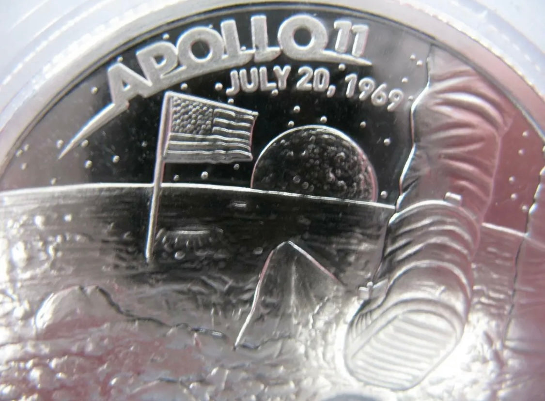 Hermosa Moneda de 1 Onza Troy de Plata Pura .999 Tema El alunizaje del Apolo 11- Con 2 Cápsulas con Flakes de Oro 24K.  Perfecto para Coleccionistas! Long Time Sold Out!