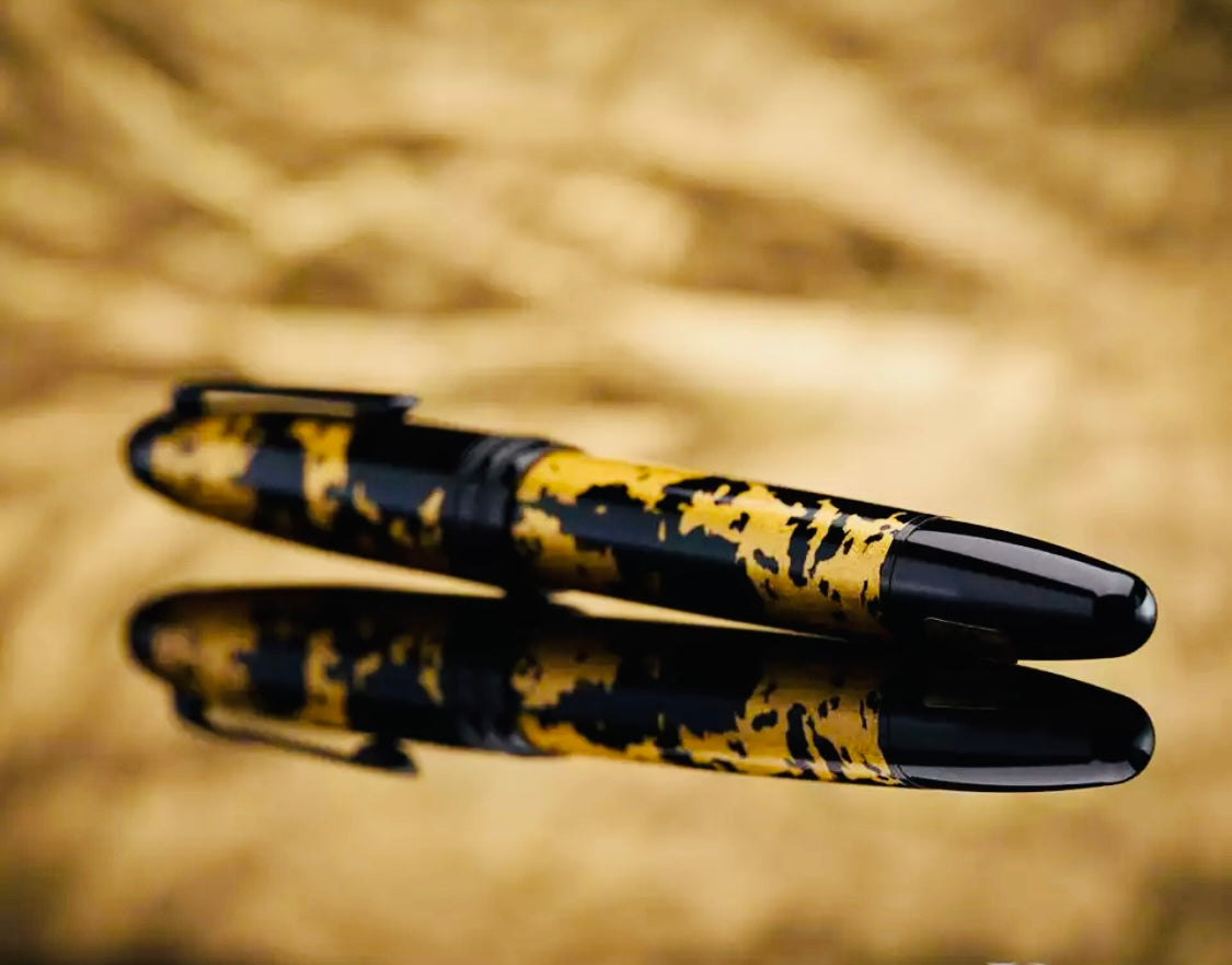 ESPECTACULAR Y ELEGANTE DISEÑO MONTBLANC SOLITAIRE  HOJA DE ORO 24k PLUMA ESTILOGRÁFICA FLEXIBLE