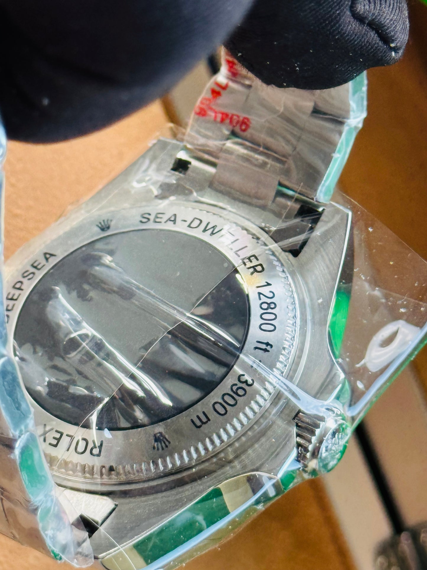 IMPRESIONANTE GRANDE Y PESADO RELOJ AUTOMÁTICO MECÁNICO OYSTER PERPETUAL DATE DEEP SEA-DWELLER- CON VÁLVULA DE ESCAPE DE GAS 💨 RIN LOCK SISTEM! 43mm. ESPECTACULAR RELOJ!