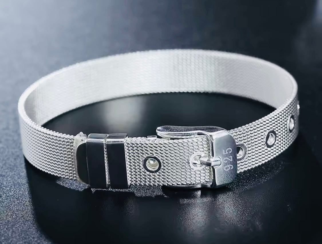 ELEGANTE PULSERA DE PLATA LEY 925 UNITALLA- UNISEX- HIPOALERGENICA! PERFECTA PARA REGALO 🎁!
Información por WhatsApp al 99 81 92 84 65