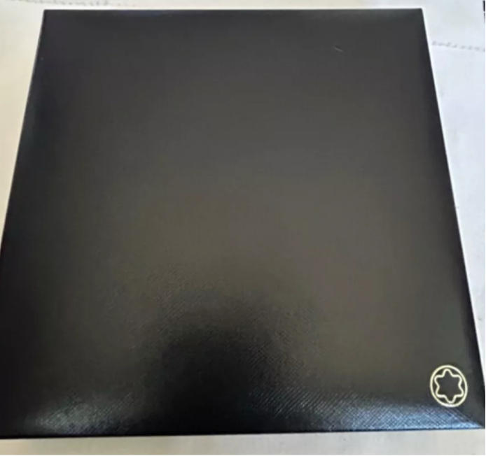 Hermosa de Colección Pluma Estilográfica Le Grand Geometric MontBlanc de Colección Dorada También Disponible en Plateada!