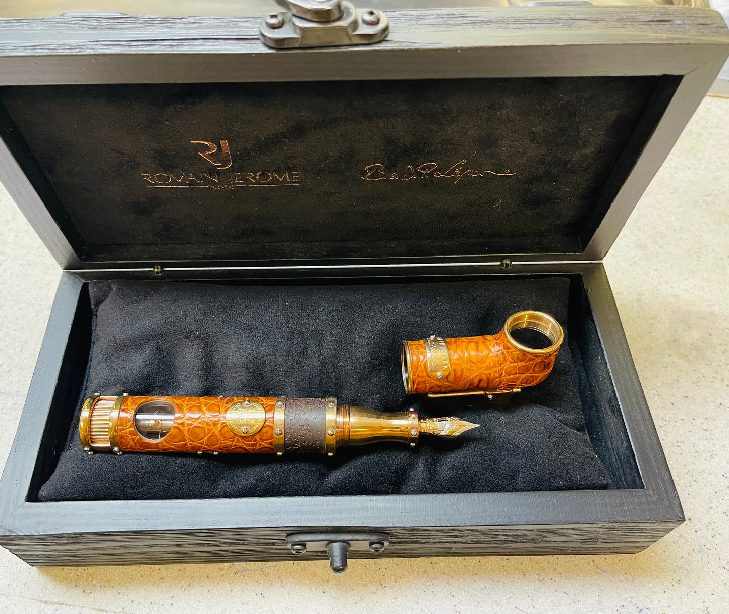 Única Pieza En México! Increíble y Hermosa Pluma Fuente TITANIC DNA 🧬 OF FAMOUS LEGENDS! ROMÁN JEROME ACERO DE EL TITANIC! ORO- PIEL DE COCODRILO 🐊 CRISTAL SAFIRO CERTIFICADOS DE AUTENTICIDAD! NUEVA SIN USAR- JAMÁS SE LE PUSO TINTA! COMPRADA EN SUC. RJ