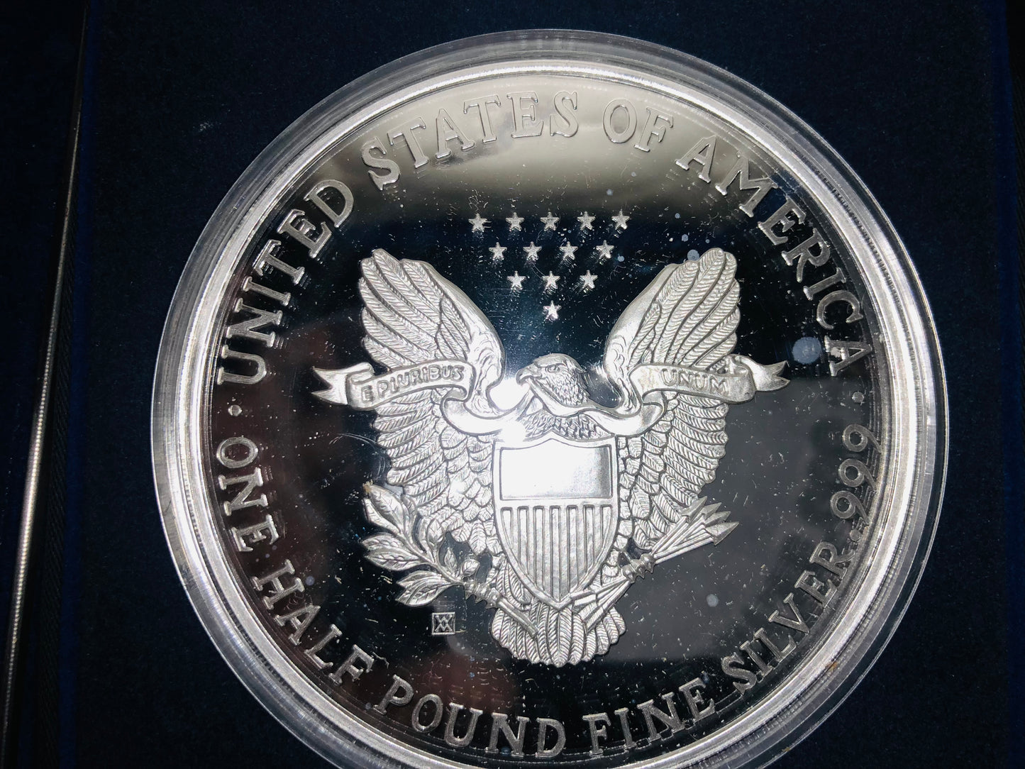 Hermosa Moneda de Plata ONE HALF POUND = 8 Onzas Plata .999 Año 1992 Excelente Valor Numismático