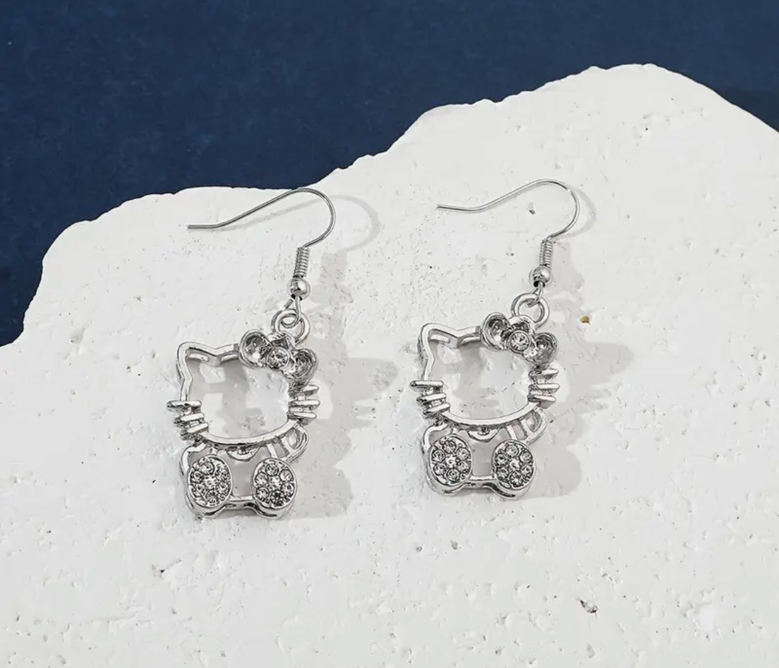 Sanrio Hello Kitty 1 Par de Pendientes de Aleación de Zinc Gris con Incrustaciones de Rhinestones, Pendientes de Oído Hueco de Gato de Metal, Accesorios de Joyería Kawaii Ideales para Regalo 🎁