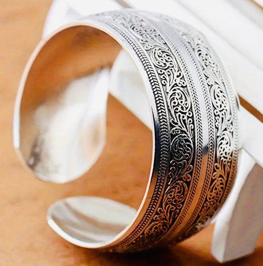 Hermoso Brazalete Grabado- Unitalla- Unisex Hipoalergenico Perfecto para Regalo 🎁