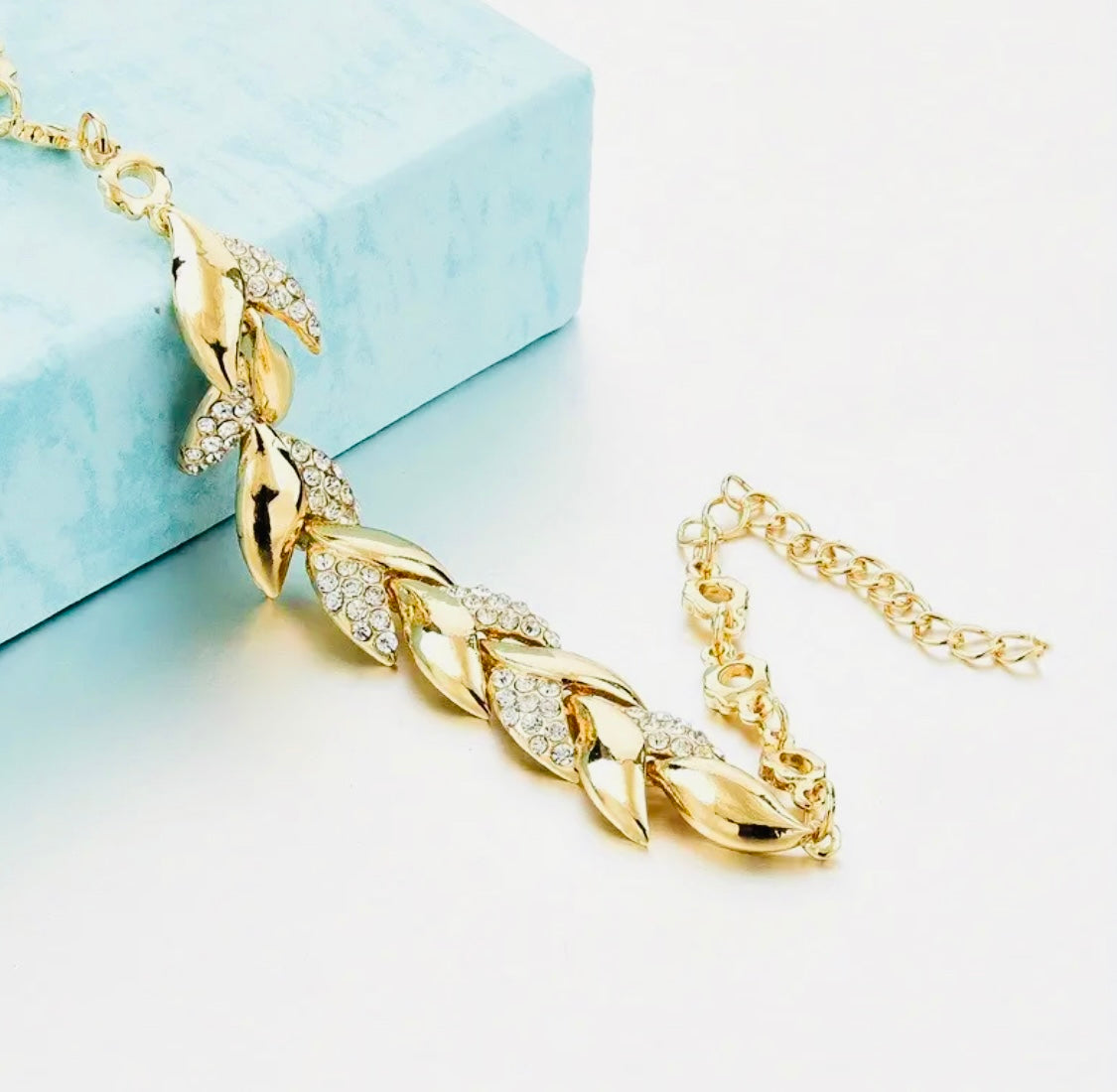 Hermoso Brazalete en Forma de Trigo con Incrustaciones de Circonias Unitalla - Hipoalergenica Disponible en Plateado y Dorado