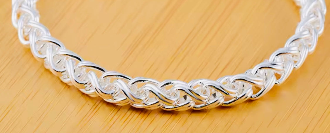 ELEGANTE PULSERA DE PLATA LEY 925 UNITALLA- UNISEX- HIPOALERGENICA! PERFECTA PARA REGALO 🎁!
Información por WhatsApp al 99 81 92 84 65