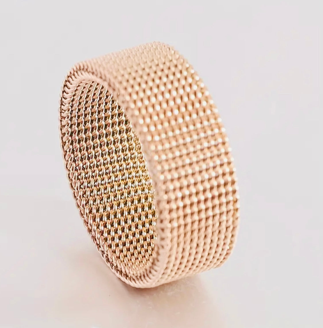 Bonito y Elegante Anillo de Acero Inoxidable Hipoalergenico  Tono Oro Rosado-Disponible en Tallas 8 y 9