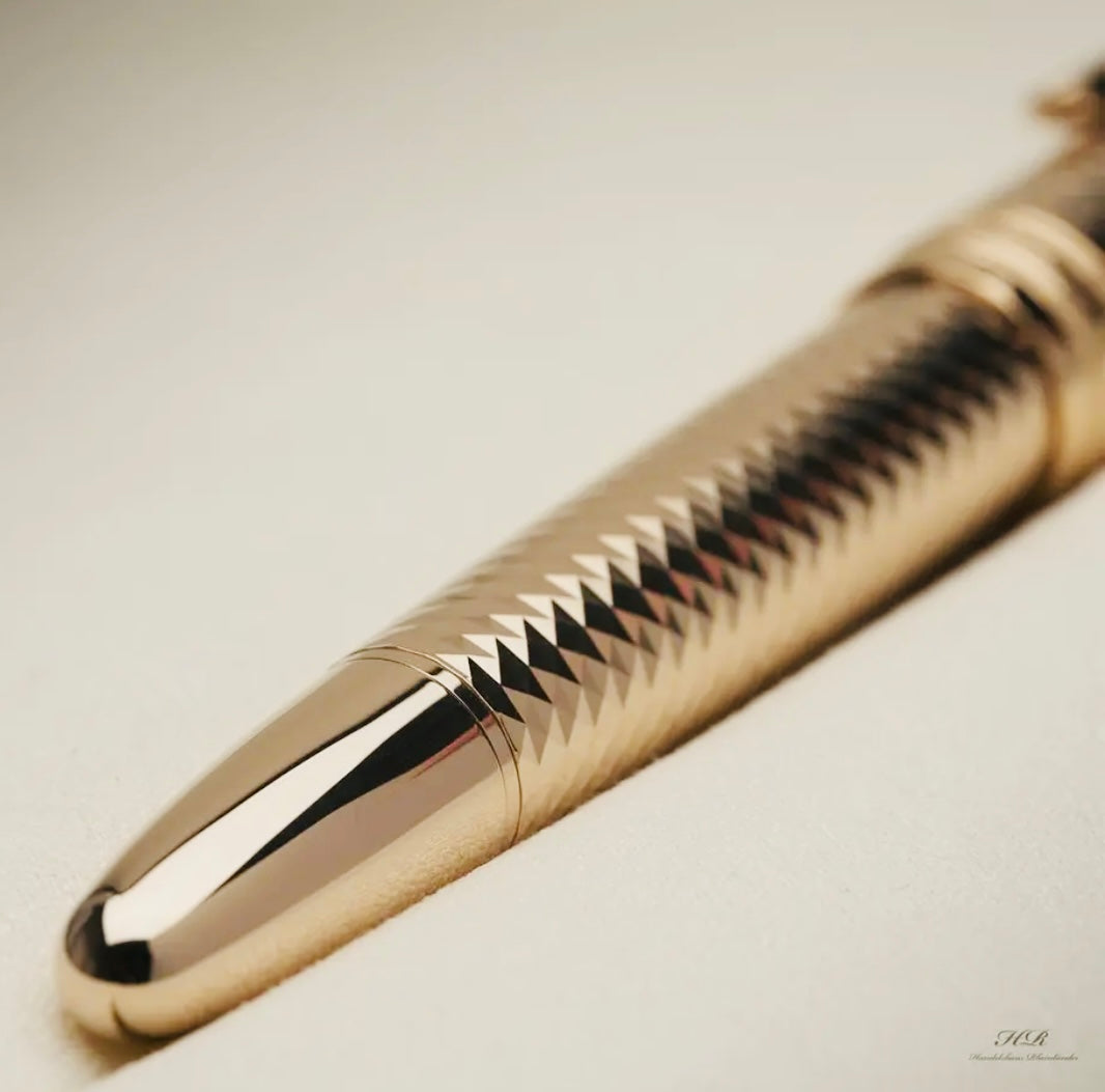 Hermosa y SOLD OUT desde hace Años Montblanc Solitaire Pluma Estilográfica MONT BLANC Geométric LeGrand 18K Mediano- Cajas Etcétera