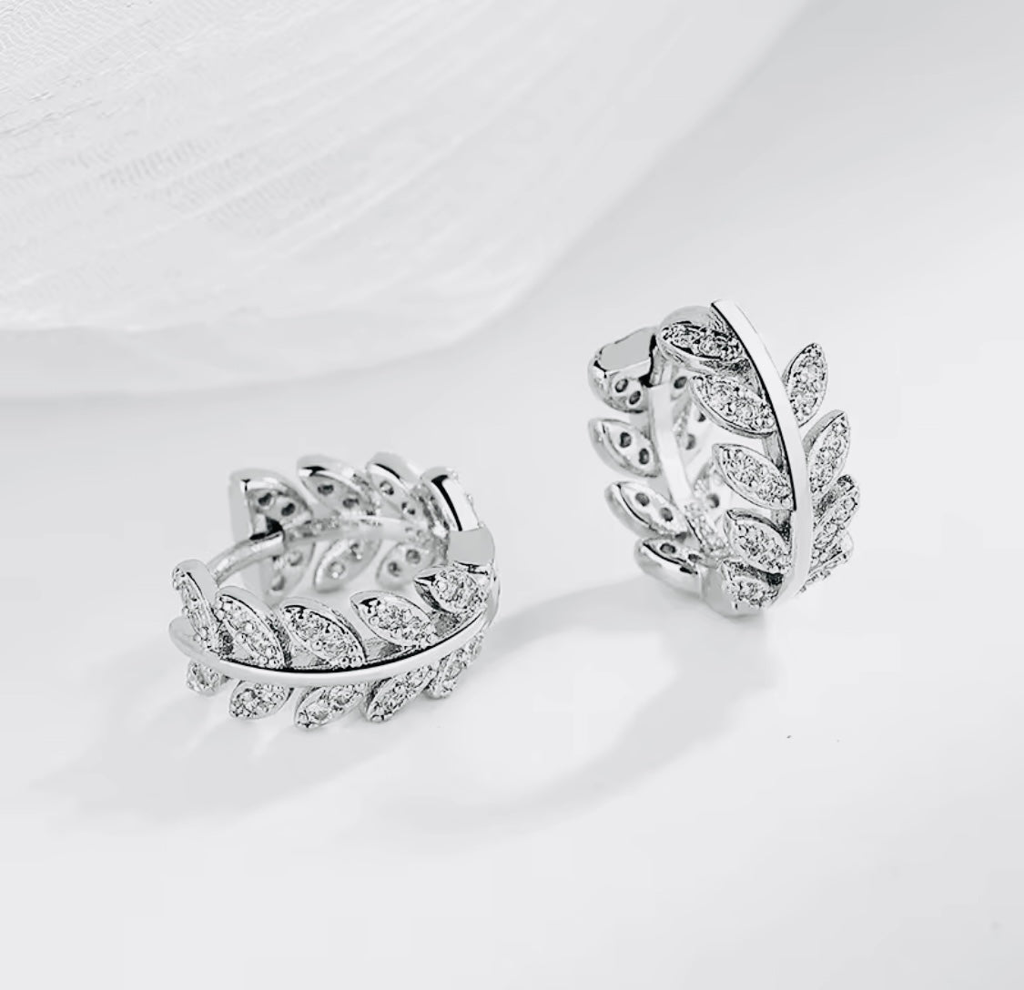 Hermosos Aretes Corona de la Victoria con incrustaciones de circonias- Hipoalergenicos - Ideales para Regalo